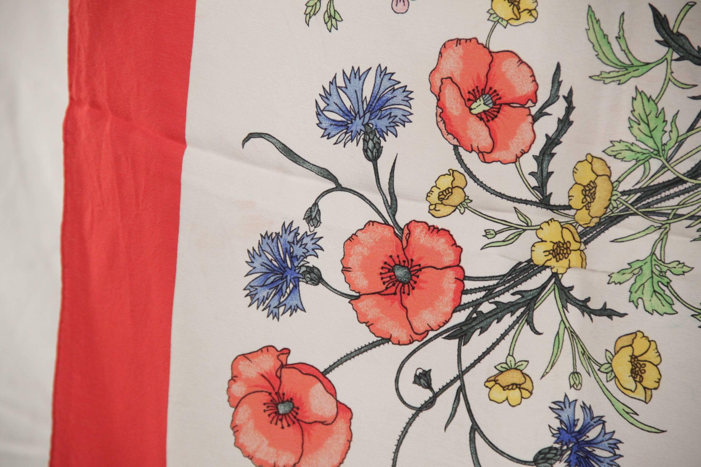 GUCCI VINTAGE FLORA SCARF Accornero FLOWERS Red Border  In Fair Condition In Rome, Rome