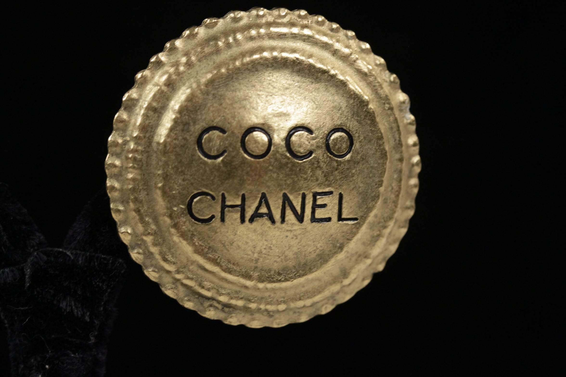 Chanel 1994 Gold Metal Coco Chanel Round Clip on Earrings In Good Condition In Rome, Rome