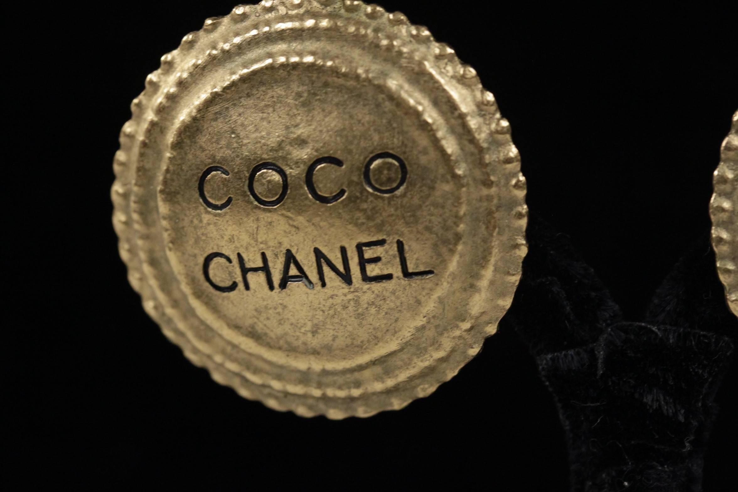  - Gorgeous vintage CHANEL gold metal clip on earrings

- From the 1994 Autumn collection

- Round gold metal

- 'COCO CHANEL' signature engraved on the front

- Signed ' C CHANEL R - 94 CC A - MADE IN FRANCE' in a oval mark on the back

-