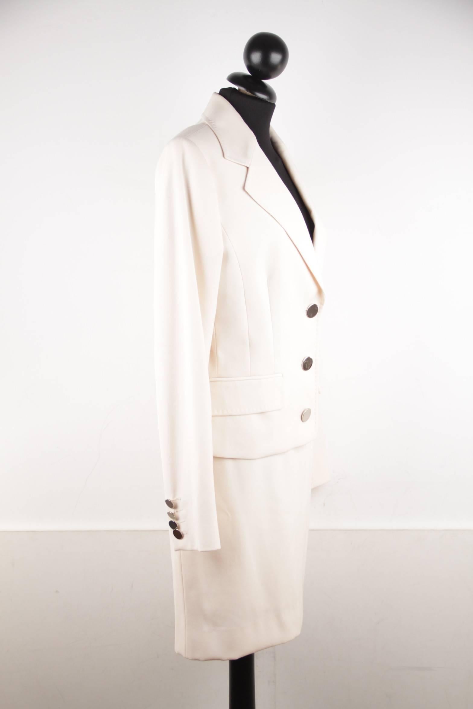  - DOLCE & GABBANA blazer and skirt suit
- White color
- Knee-lenght cut pencil skirt
- 3-button closure on the blazer
- Rear zip closure on the skirt
- Lined
- Size : 44 IT (The size shown for this item is the size indicated by the designer