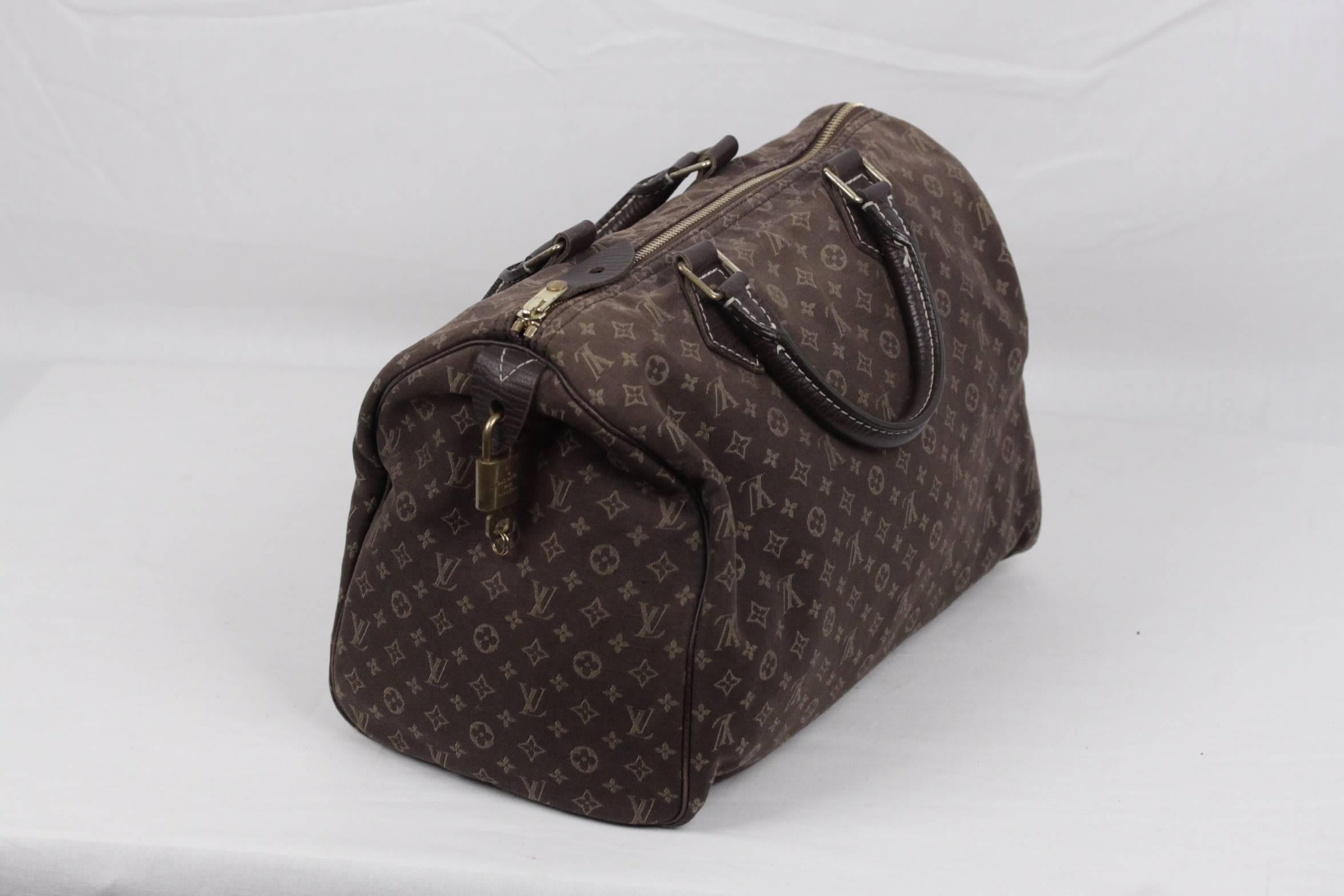  Brand: LOUIS VUITTON Paris - Made in France

Logos / Tags: LV - LOUIS VUITTON monograms on canvas ,'LOUIS VUITTON Paris - Made in France' was engraved on leather piece on a side (Now unreadable, due to normal use), signed hardware, serial number