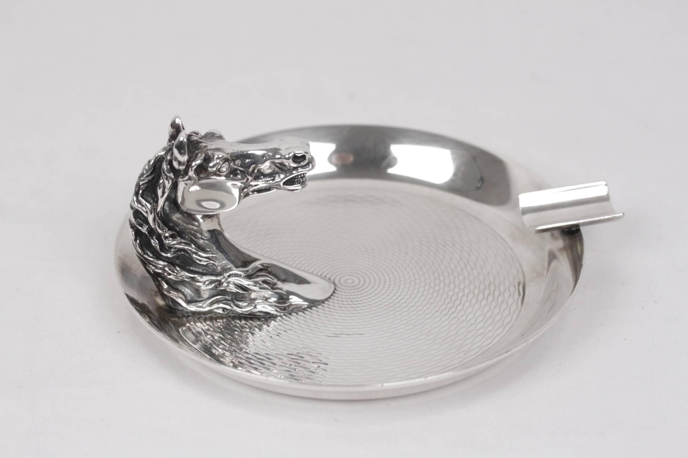  - Hermes Equestrian silver plated Ashtray
- 3D horse Head detailing (2 inches - 5,1 cm tall)
- Made in France
- Engine turned base
- Diameter: 4 3/4 inches - 12 cm

Logo & Brand: 'HERMES Paris' signature on the border

Condition (please