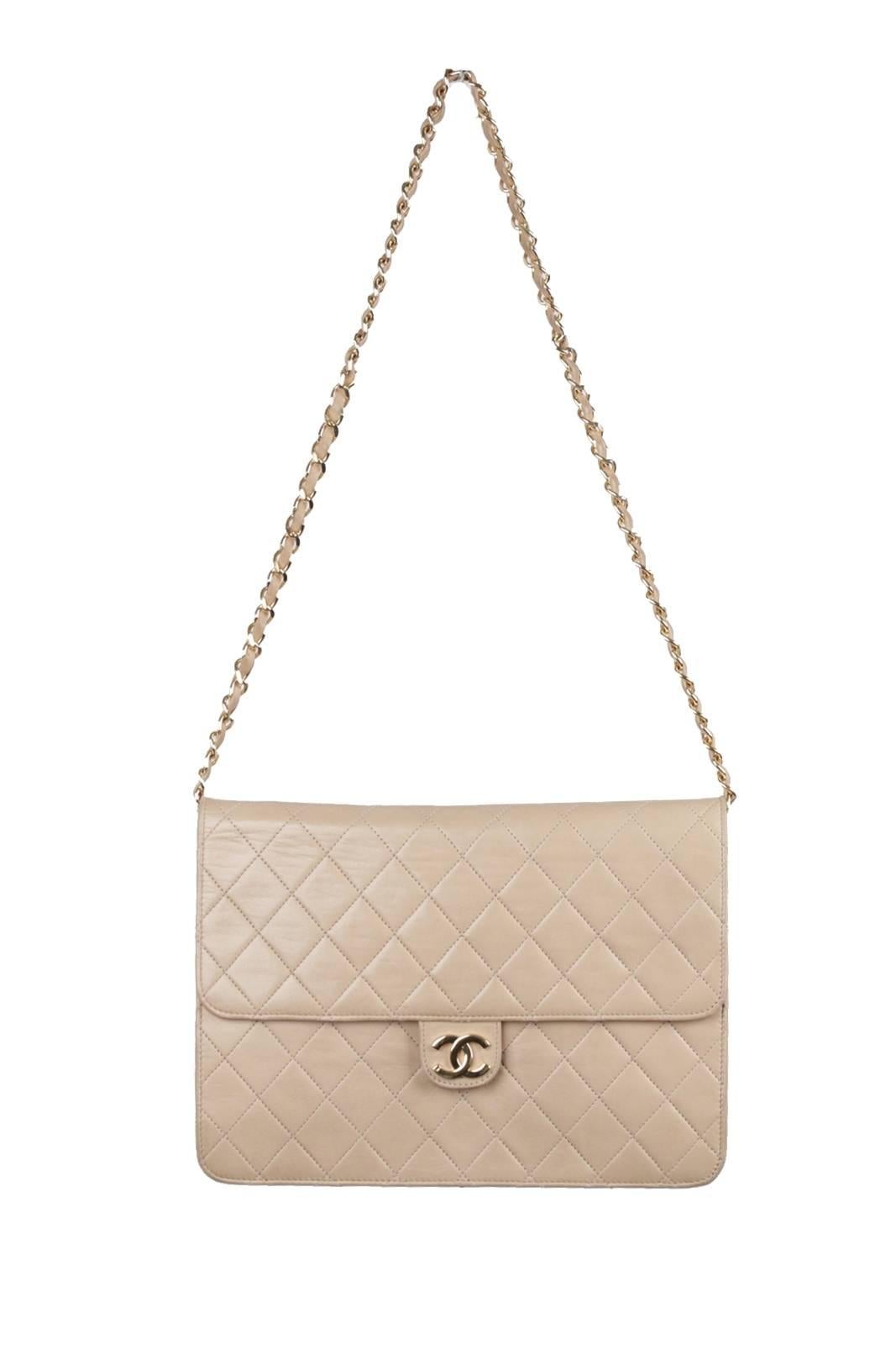 - Period/Era: 1980s
- Quilted lamb skin is in beige color
- Chanel CC gold logo on the front 
- Flap with snap button closure on the front
- Chanel CC stitched behind the flap
- White leather lining
- 1 zippered pocket inside.
- Removable chain