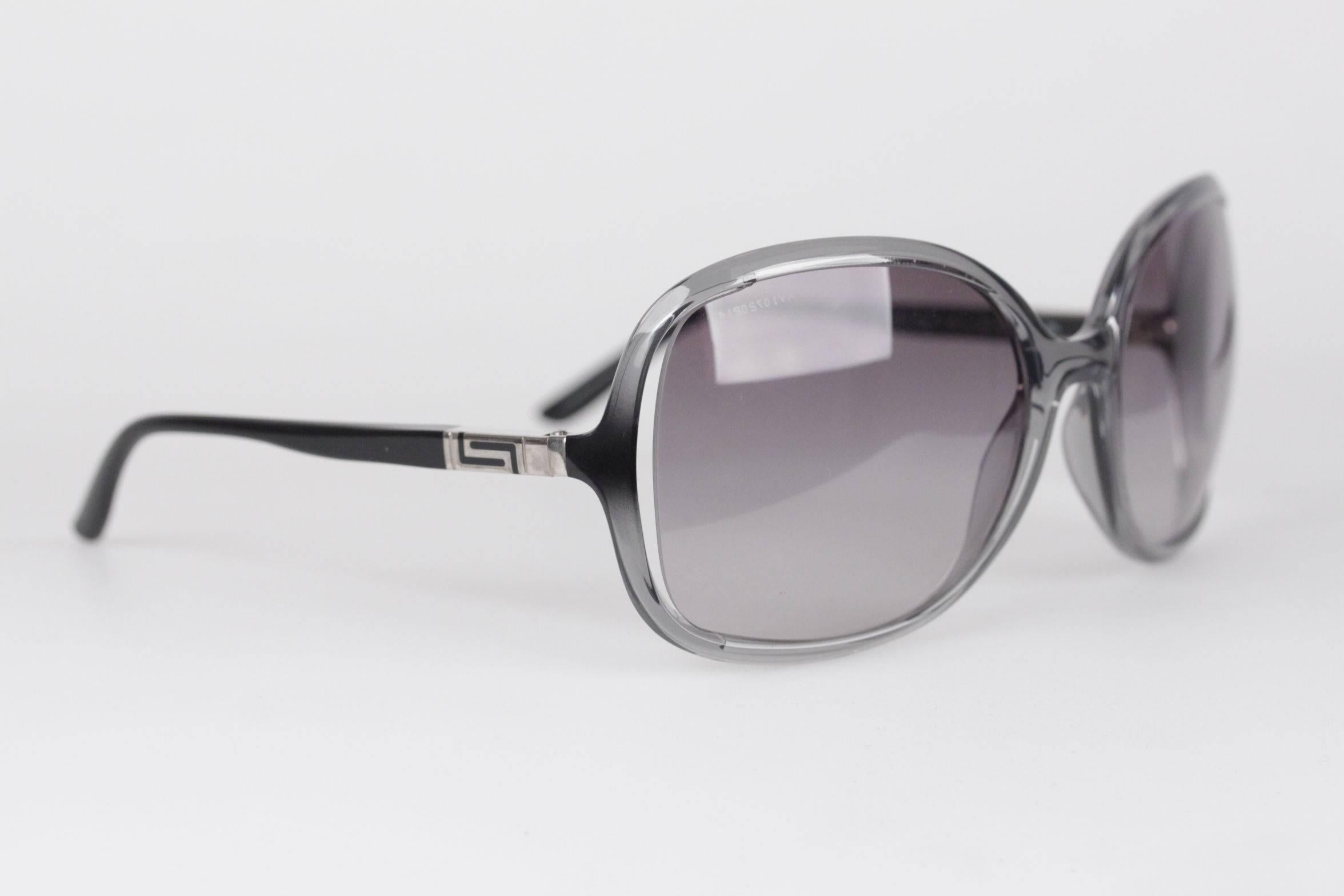 - VERSACE oversized sunglasses

- mod: 4174 236/11 61/19 125 2N

- Gray frame, with light gray MINT GRADIENT lens - black arms

Condition: A+ :MINT CONDITION! Mint item. Never worn or used

Approx. measurements:

- TEMPLE LENGTH: 125