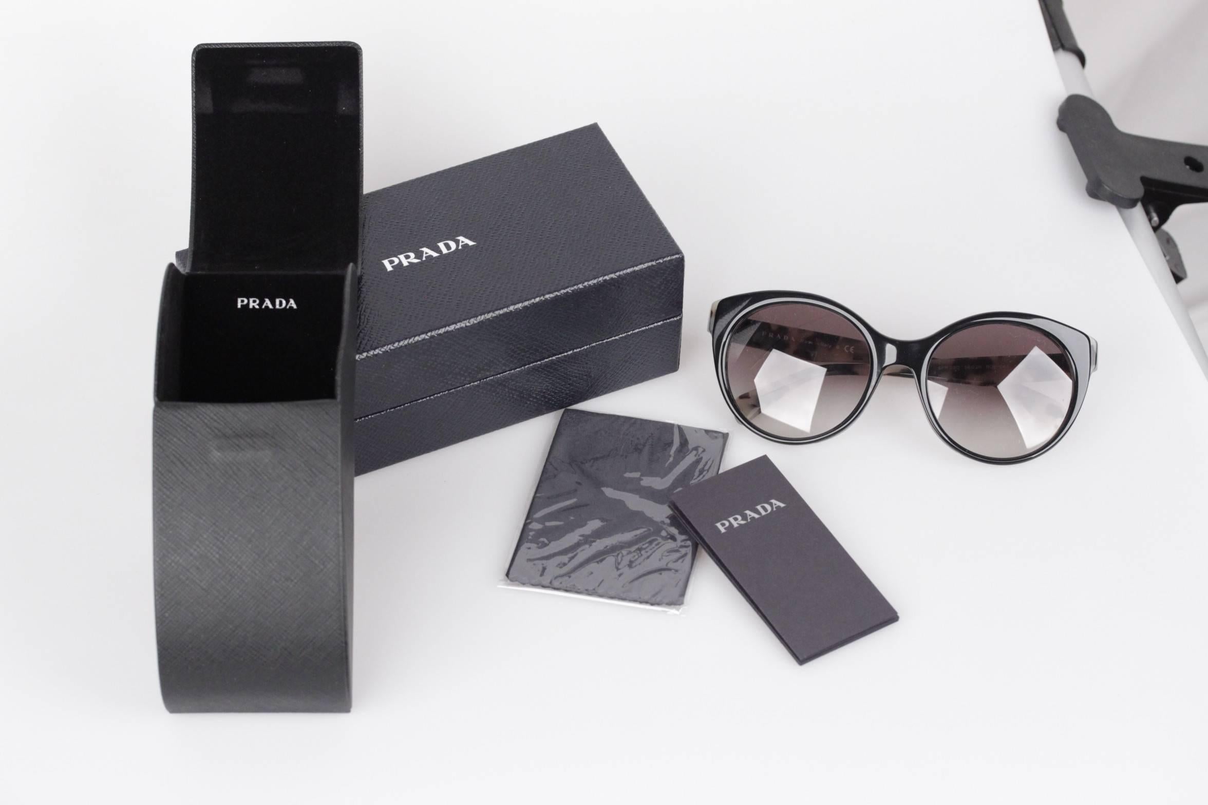 - PRADA sunglasses, made in Italy

- mod: SPR 230 - 56/20 - ROK-0A7 - 140 - 2N

- Black ROUND CAT-EYE frame, with ANIMALIER print on the inside part

- GRADIENT brown ORIGINAL lens

- They will come with its PRADA shop case, rigid case, shop