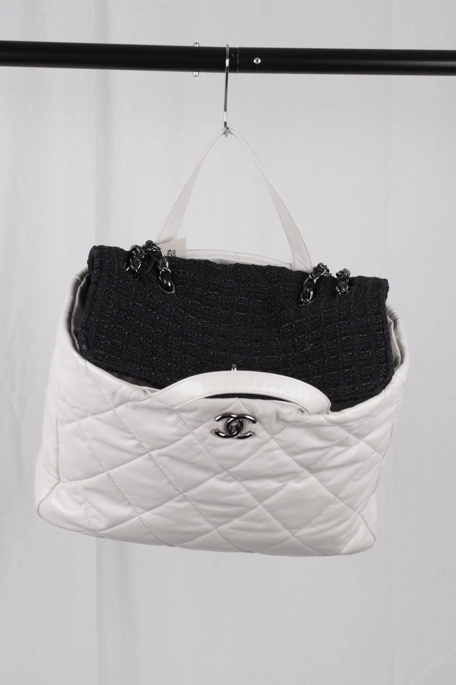 CHANEL White QUILTED Leather PORTOBELLO Tweed Flap TOTE Shoulder Bag In Good Condition In Rome, Rome