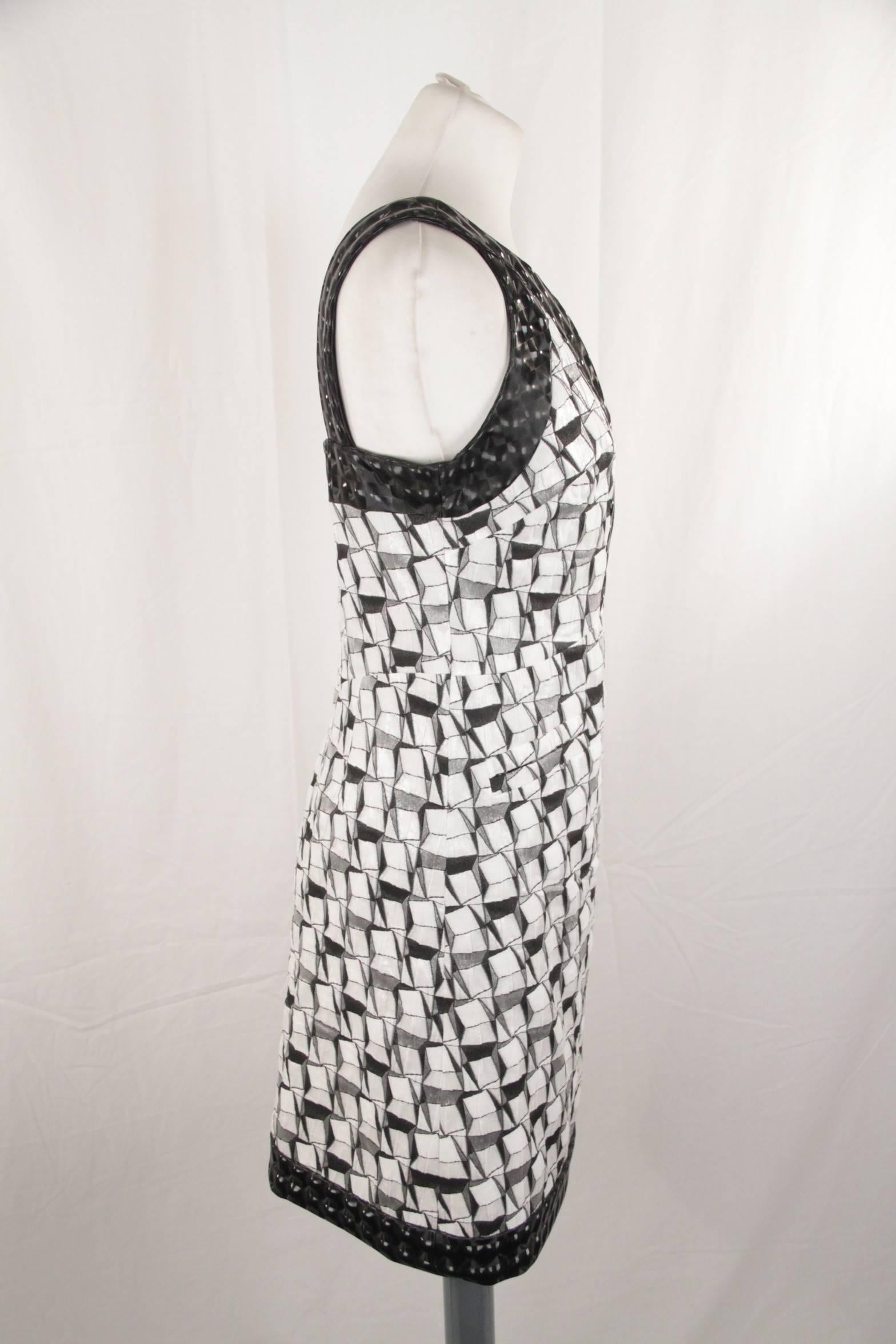  - Black and white silk and cotton-silk blend geometric jacquard dress
- V-neck
- Sleeveless design
- Low back
- Contrast black trim
- A-line shape skirt
- Knee length
- Straight hem
- White silk lining
- Size: 36 FR (The size shown for this item is