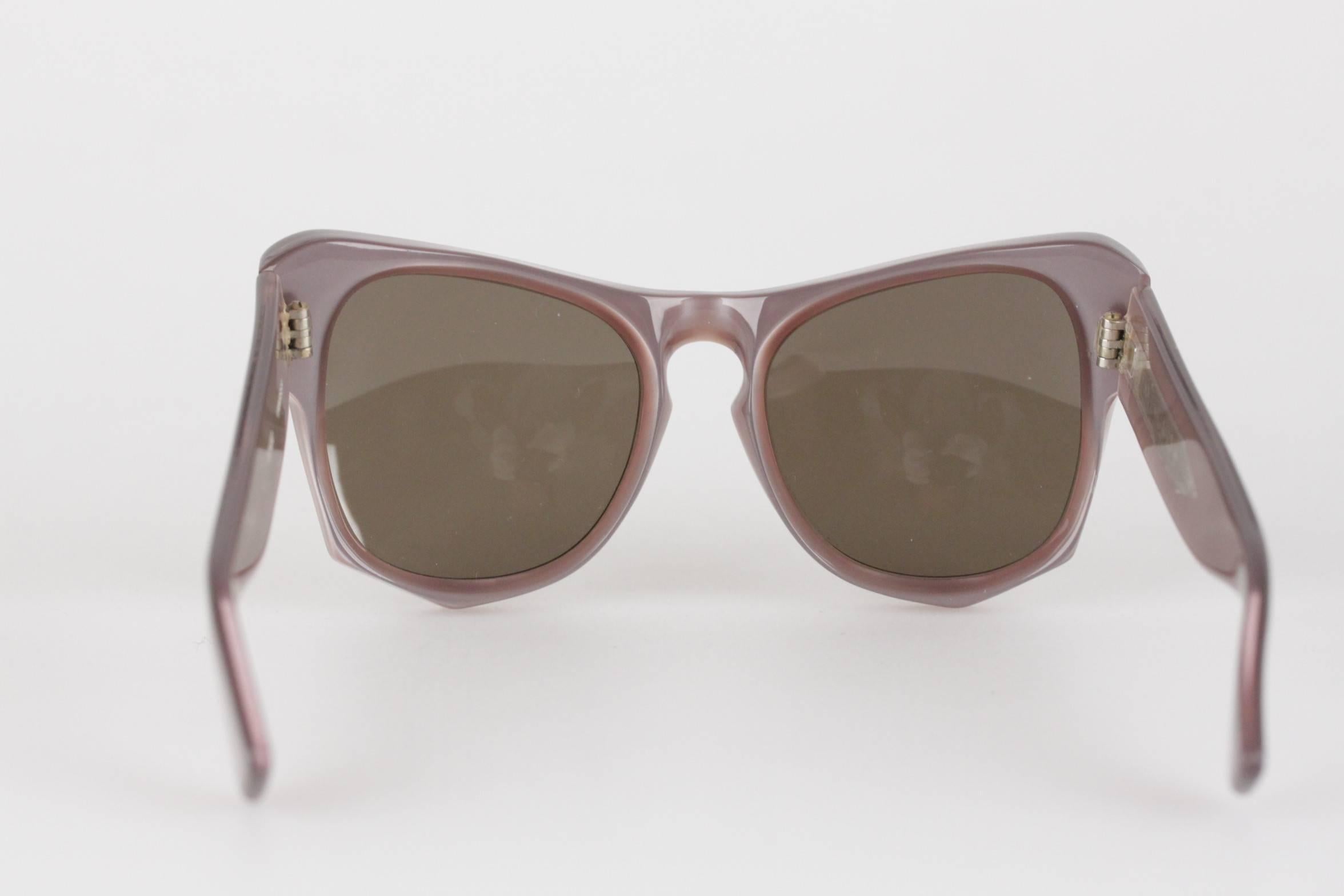 YVES SAINT LAURENT vintage MINT/PRISTINE sunglasses

Mod. VANESSA - Made in France

Perfect frame from the '70s!

GREEN mint lens, brown 