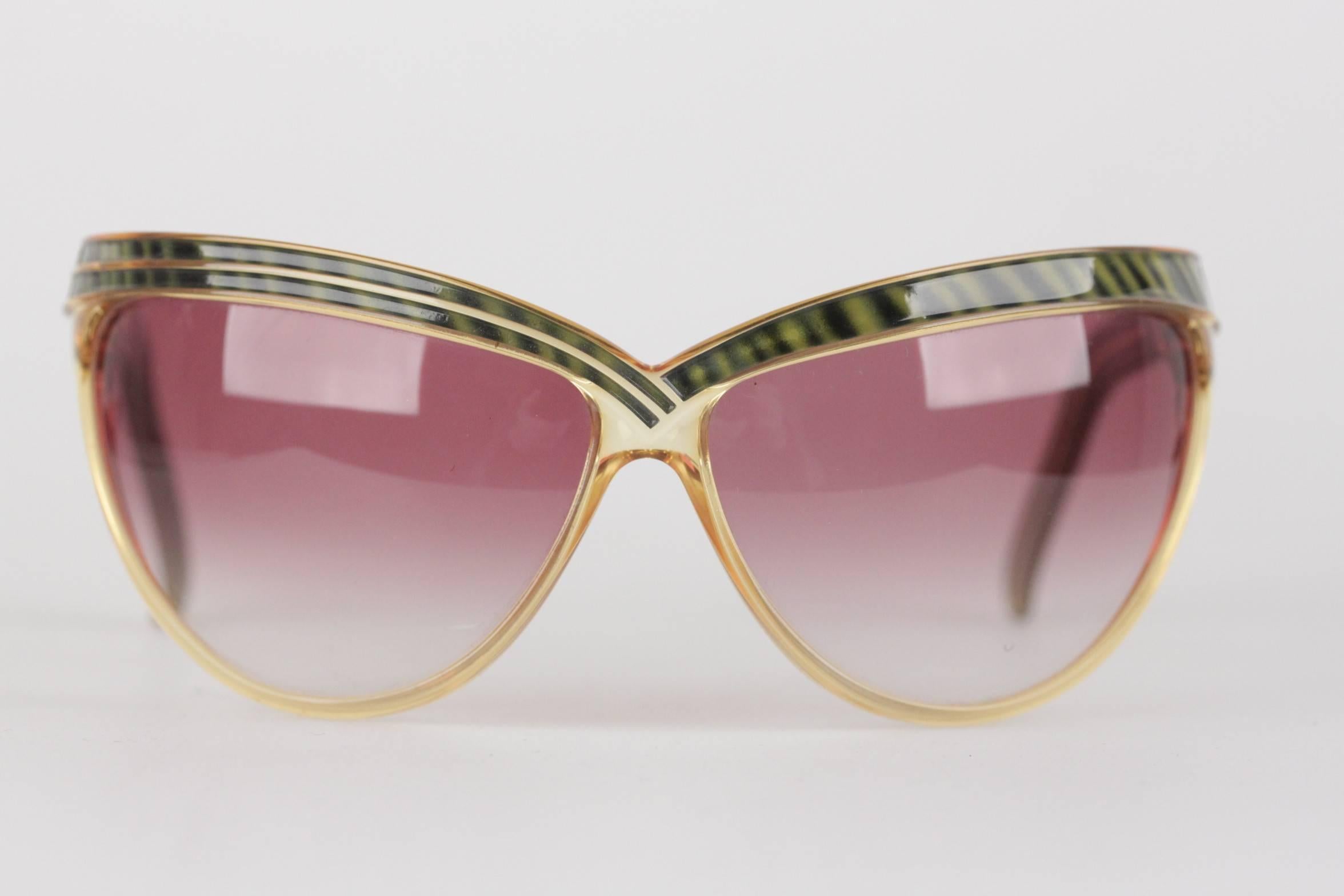 CHRISTIAN DIOR - Optyl Frame, Made in Germany

Mod. 2205 - 60

Green and black striped effect on the top of the frame, yellow (honey) effect

Oversized DIVA STYLISH one-of-a-kind sunglasses!

Pink GRADIENT MINT lens

Condition: A+ :MINT