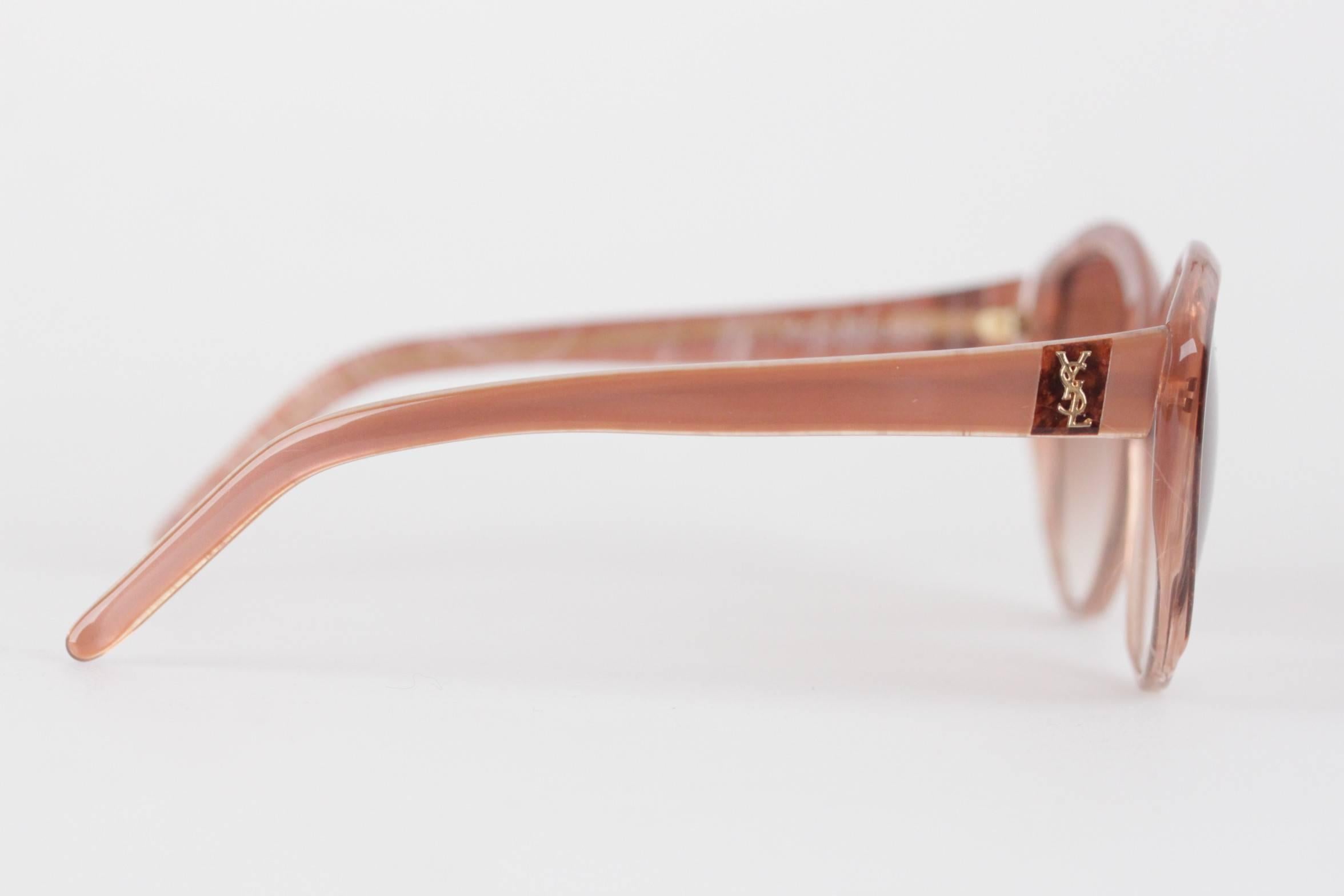Beautiful, Oversized, Cat-Eye YVES SAINT LAURENT rare sunglasses

Handmade in France

Marbled effect, with different shades of pink

YSL gold metal logos on the sides

Model: 8702 - P74

MINT Pink GRADIENT 100% UV protection lens

