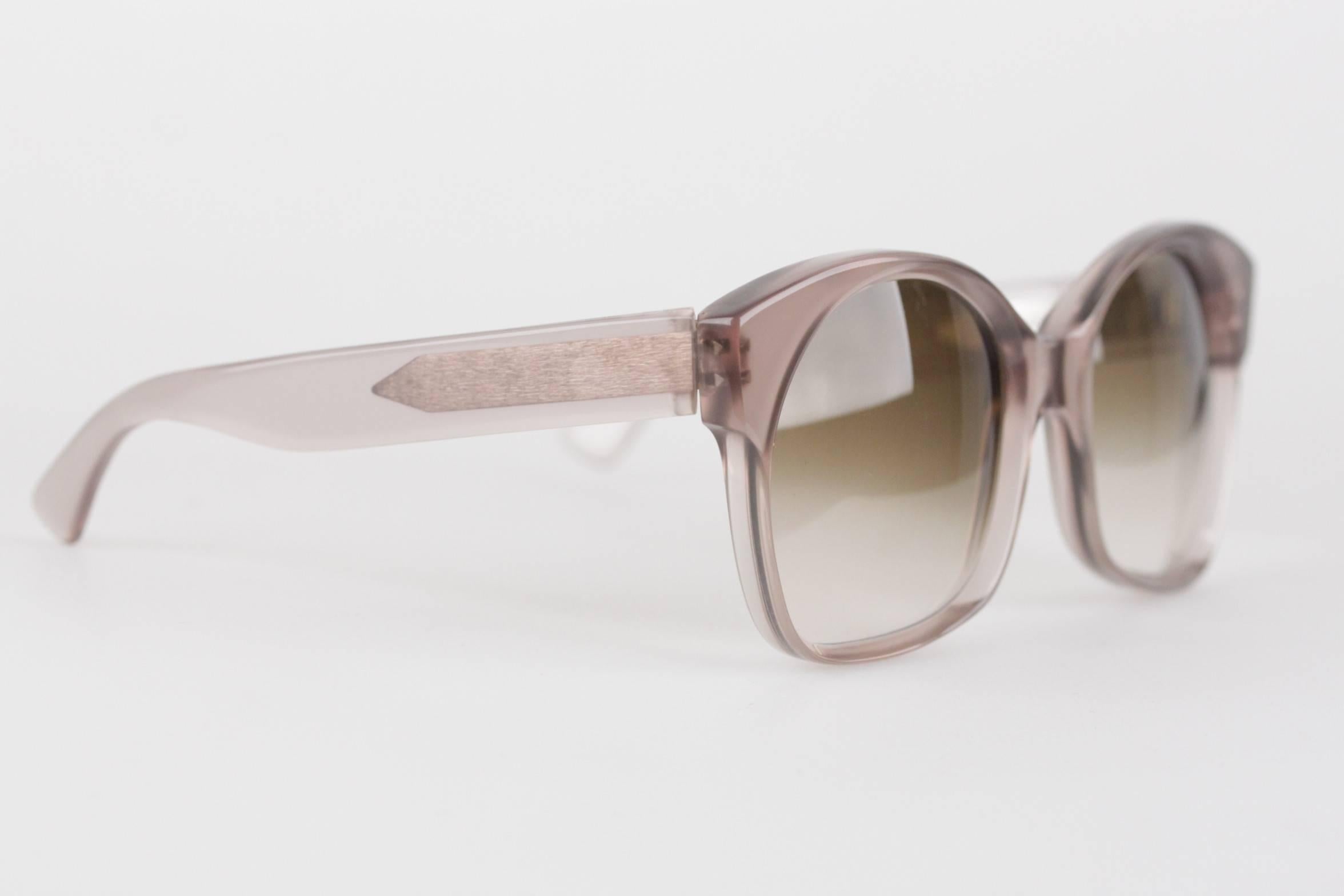 YSL, Handmade in France

Gray frame, with light BROWN GRADIENT MINT 100% UV lens

Mod. AGRIAS - 52/22

Condition:  A+ :MINT CONDITION! Mint item. Never worn or used

Approximate measurements in mm's:

- TEMPLE LENGTH: 125 m

- TEMPLE TO