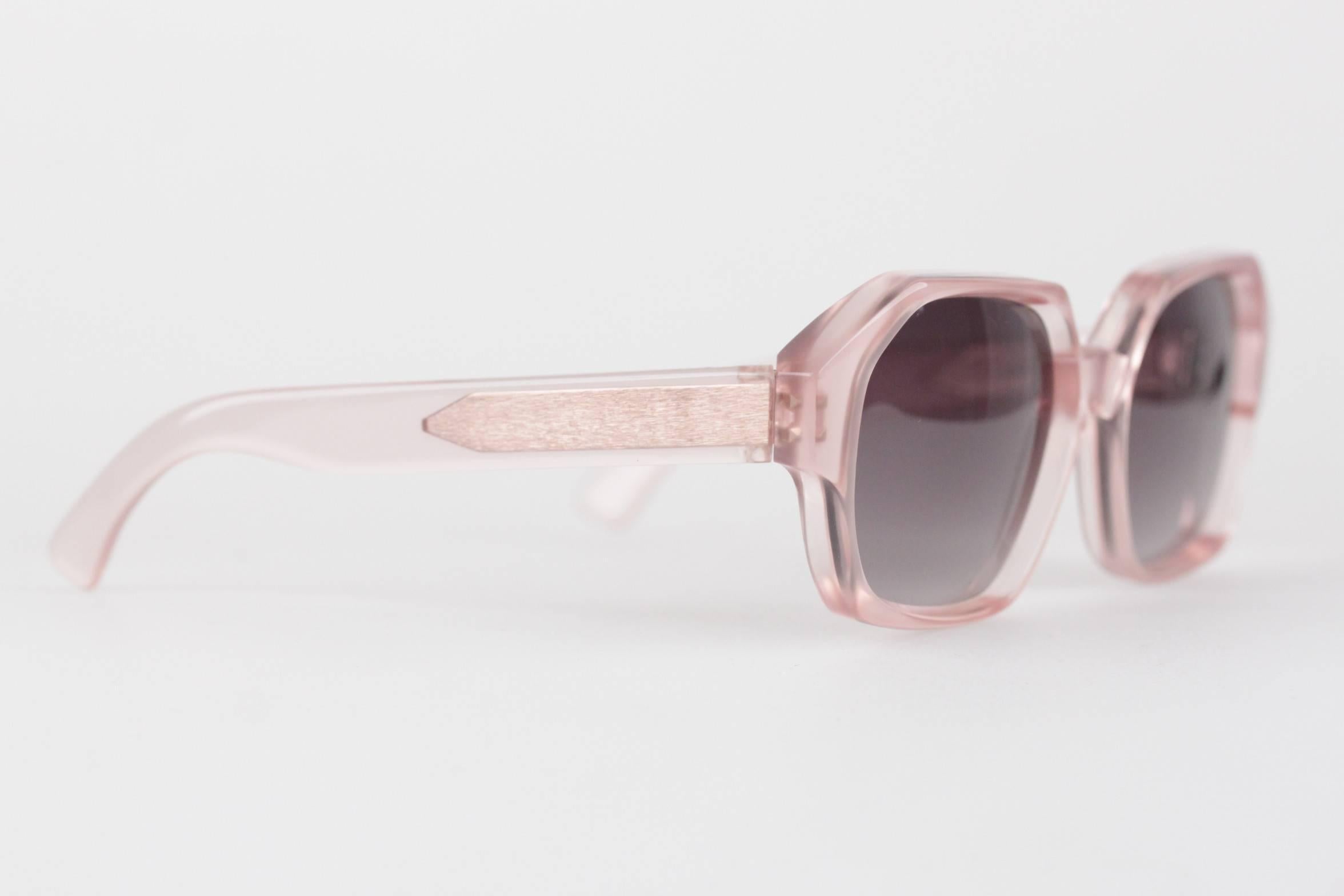YSL, Handmade in France

Pink squared frame, with BLUE/GRAY GRADIENT MINT 100% UV protetion LENSES

Mod. APATURA - 48/18

Condition:  A+ :MINT CONDITION! Mint item. Never worn or used

Approximate measurements in mm's:

- TEMPLE LENGTH: