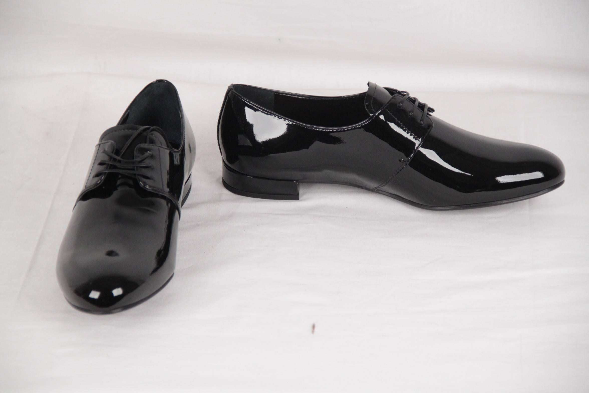 Brand: PRADA - Made in Italy
Condition: A+ :MINT CONDITION! Mint item. Never worn or used
Condition detail: They will come with their original PRADA box
Further Comments:
- Size 40 1/2
- Rubber outsoles
Fabric / Material: Patent Leather
Color
