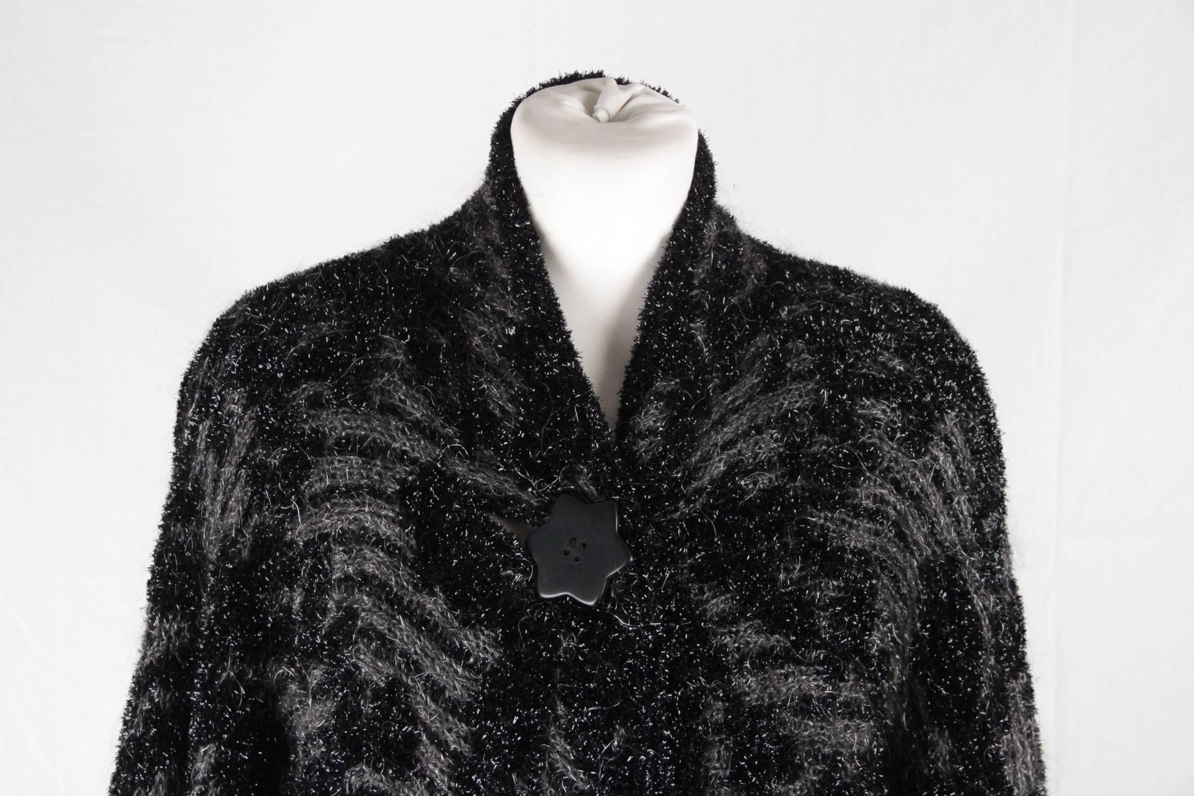 
- Composition: 76% Nylon, 14% Wool, 10% Mohair
- Knitted bouclé
- Metallic effect
- Big button closing on the neckline
- Oversized design
- side pockets
- Unlined
- Size: S (The size shown for this item is the size indicated by the