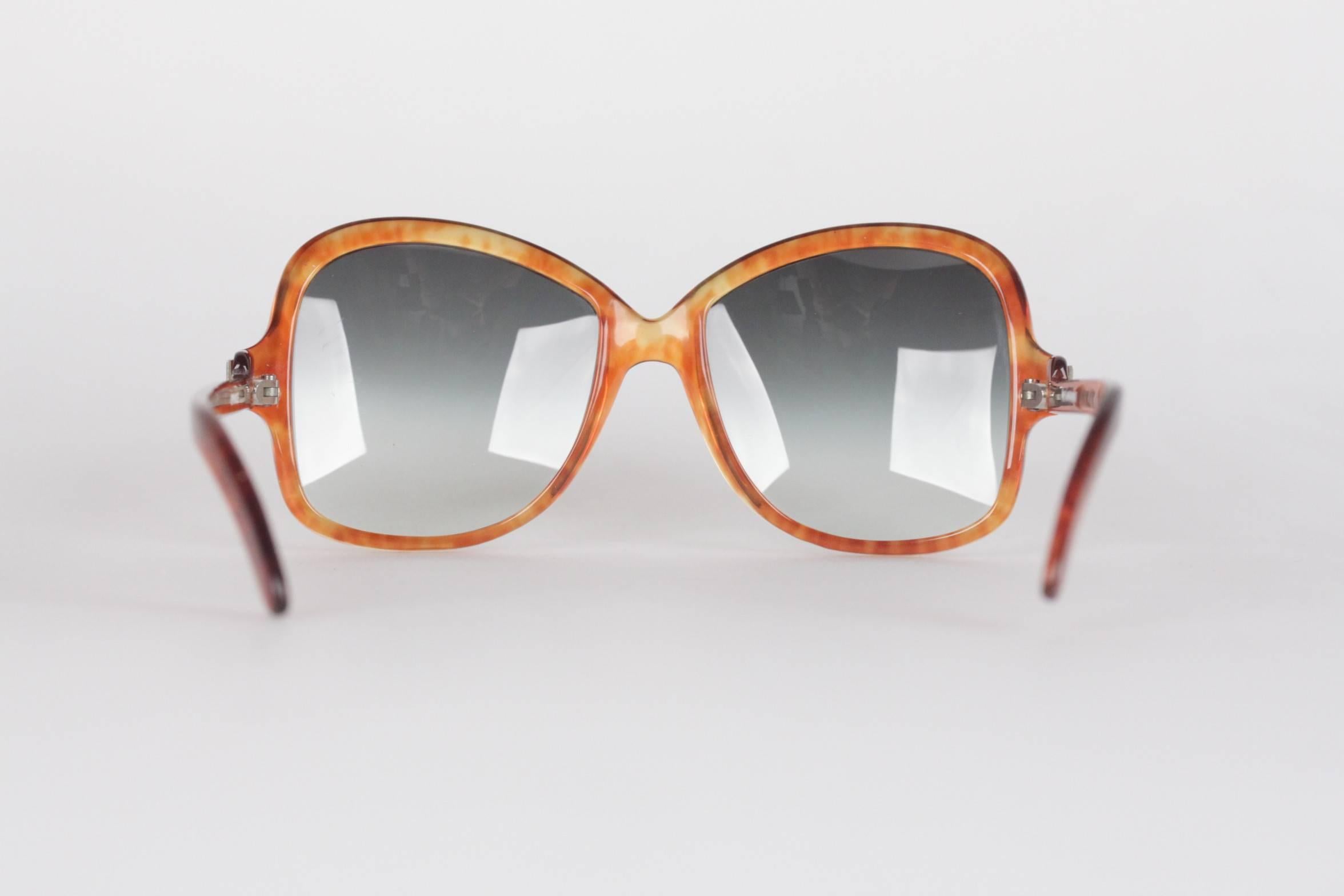 - Vintage YVES SAINT LAURENT sunglasses, Made in France

- mod: OPONCE - 797

- Light brown (tortoise effect) semi transparent beautiful oversized frame, with reddish/brown semi trasparent arms

- Green/Turquoise MINT 100% UV GRADIENT