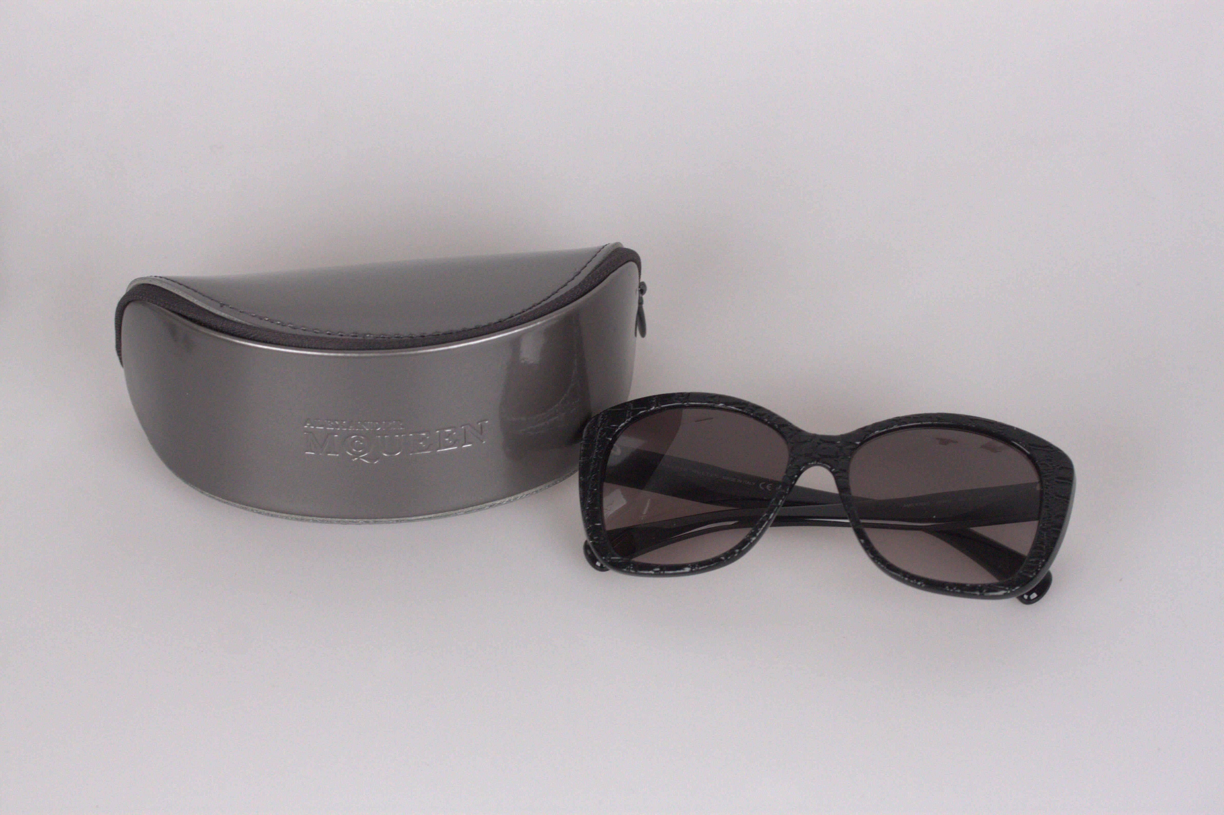 NEW; MINT & BOXED!

Alexander McQueen, Made in Italy

Model refs: AMQ 4193/S - 56/16 - 140 - 807EU

Crocodile look effect (animal print) on the front

Original smoke blue / gray GRADIENT 100% UV protection lenses

Condition: A+ :MINT