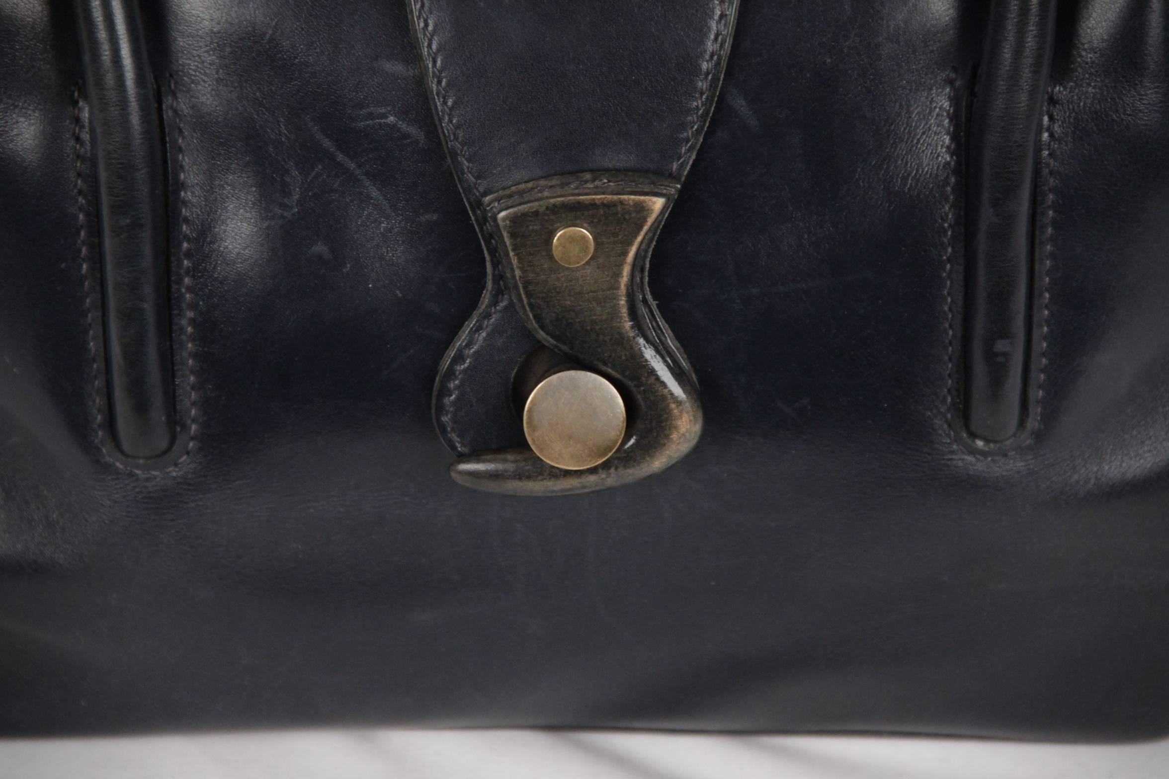 GUCCI Rare VINTAGE Dark Blue Leather HANDBAG w/ WOOD HOOK Closure In Good Condition In Rome, Rome