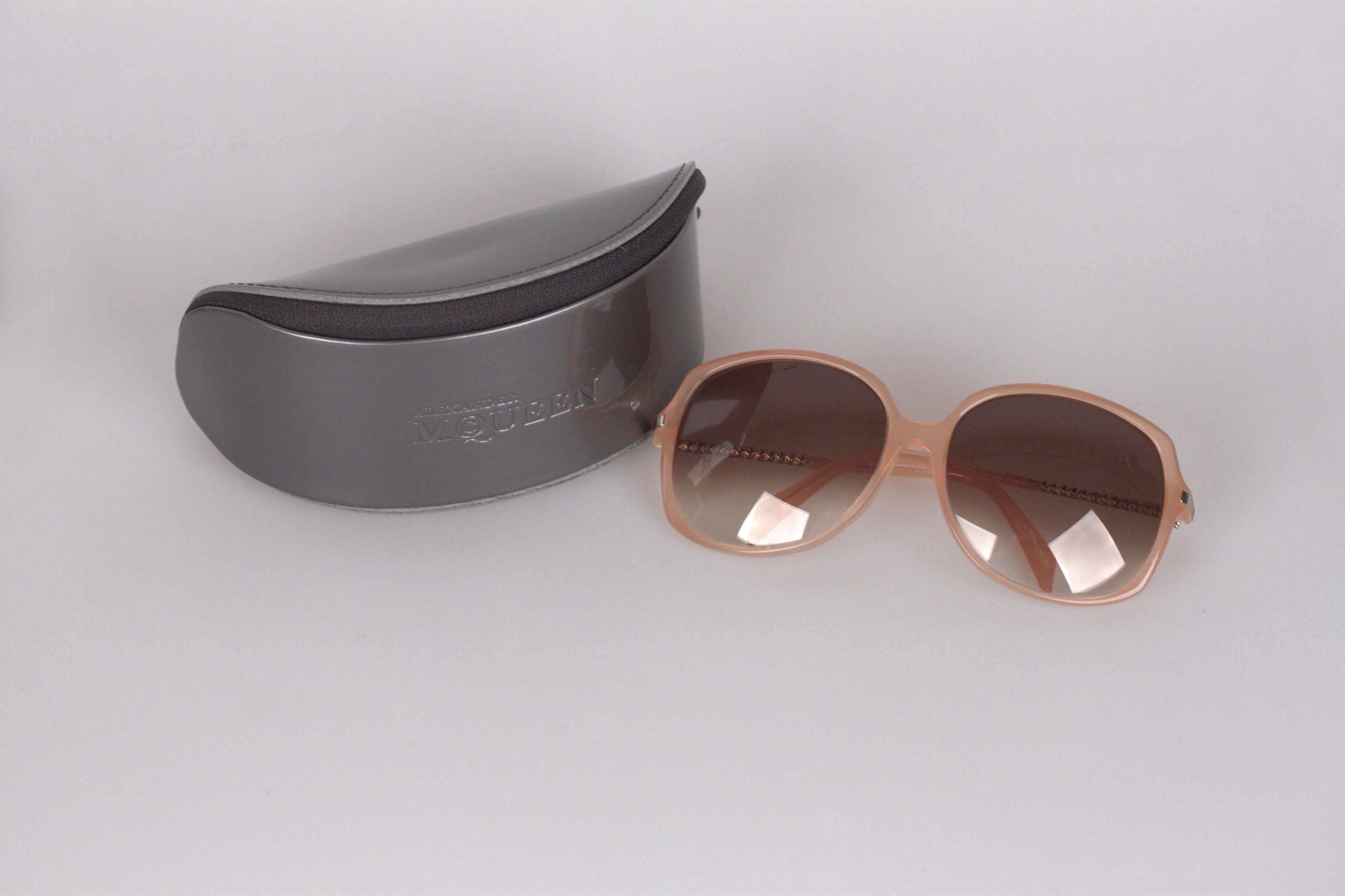 NEW; MINT & BOXED!

Alexander McQueen, Made in Italy

Model refs: AMQ 4171/S - 61/16 - 135 - NF102

Pink frame, with Light Brown GRADIENT 100% UV lens

It will come with its original semi-rigid case & cleaning cloth

Measurements:

-