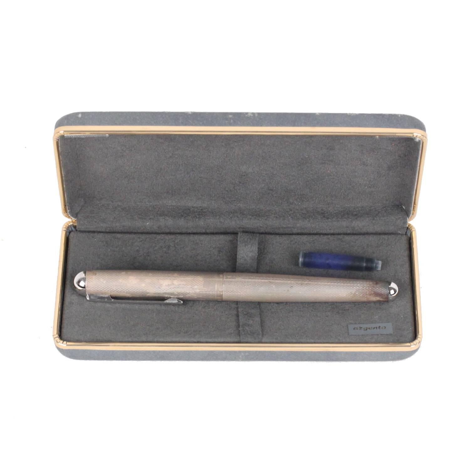 
- Cigar-shaped form
- Crafted in sterling silver (925 hallmark is engraved on the cap)
- Chrome plated trims
- Cap on/off action
- Iridium point
- Ink cartridge need to be replaced
- Original box included (with some wear of use)
- 'TAGAMET'
