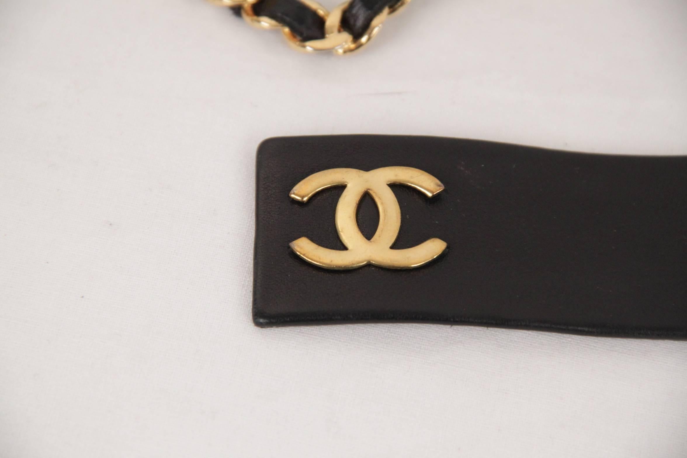 - Vintage leather & gold metal chain belt by CHANEL 

- Color: Gold / Black

- Gold metal CC - CHANEL logos

- Interwoven chain buckle closure

- Total lenght: 33 1/4 inches - 84,4 cm 

- Size: 70/28

Logos & tag: ''CHANEL 2 CC 6 - Made in