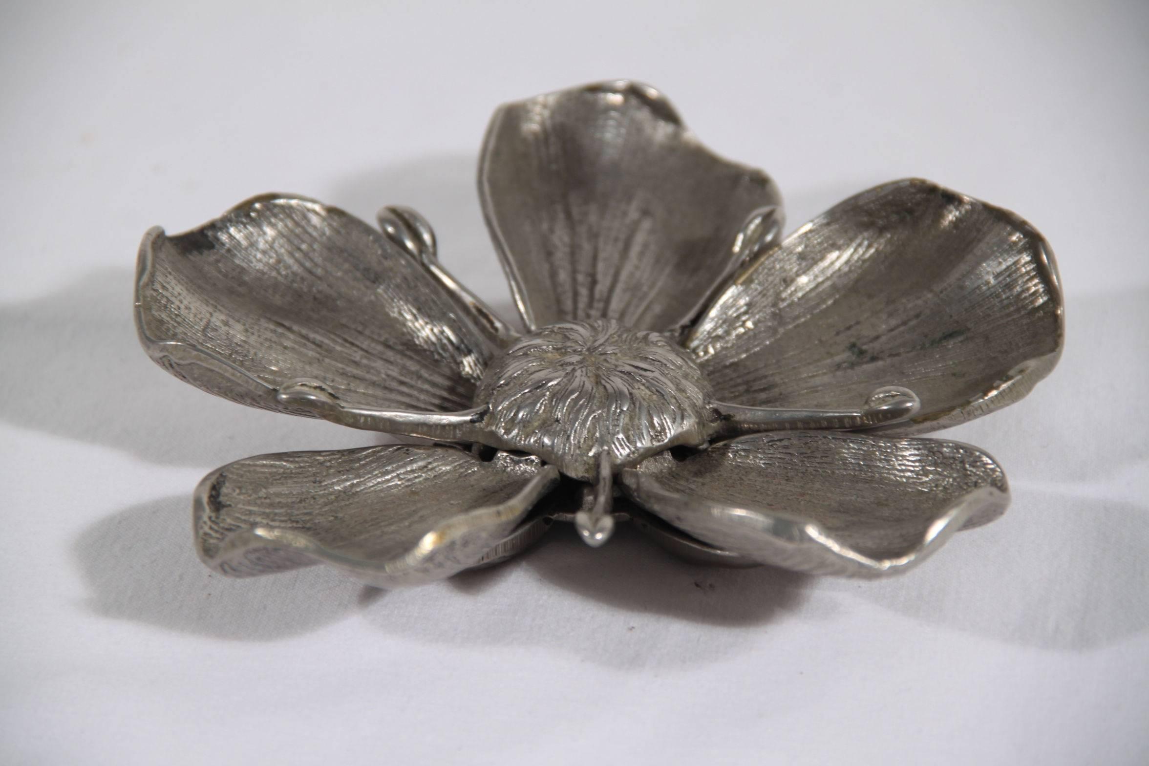 Brand: GUCCI - Made in Italy

Logos / Tags: 'GUCCi Italy' engraved on the reverse of the flower ('GUCCI' part is faded)

Period / Era: 1970s

Condition: A  :EXCELLENT CONDITION - Used once or twice. Imperceptible signs of wear - Imperceptible