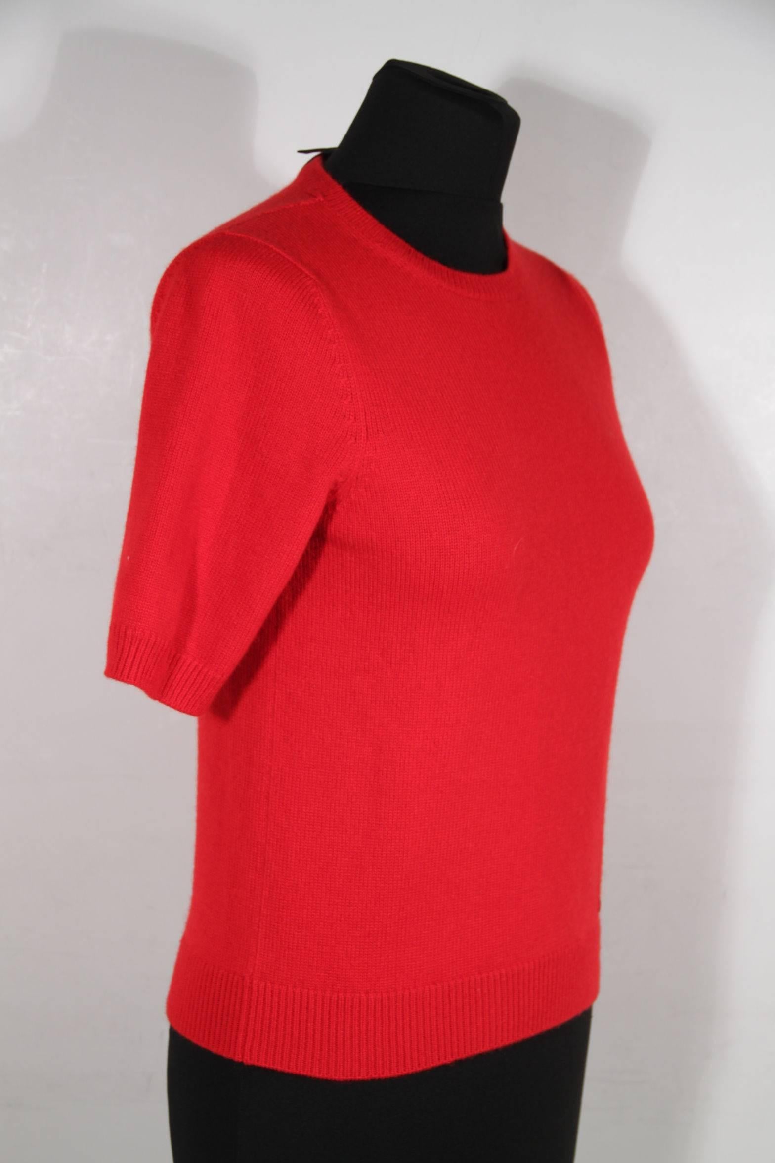 Logos & Tags: 'LOUIS VUITTON Paris' tag, size tag (XS), composition tag

Condition: B :GOOD CONDITION - Some light wear of use. 

Fabric / Material:100% cashmere

Color / Effect: Red

Size: XS (The size shown for this item is the size indicated
