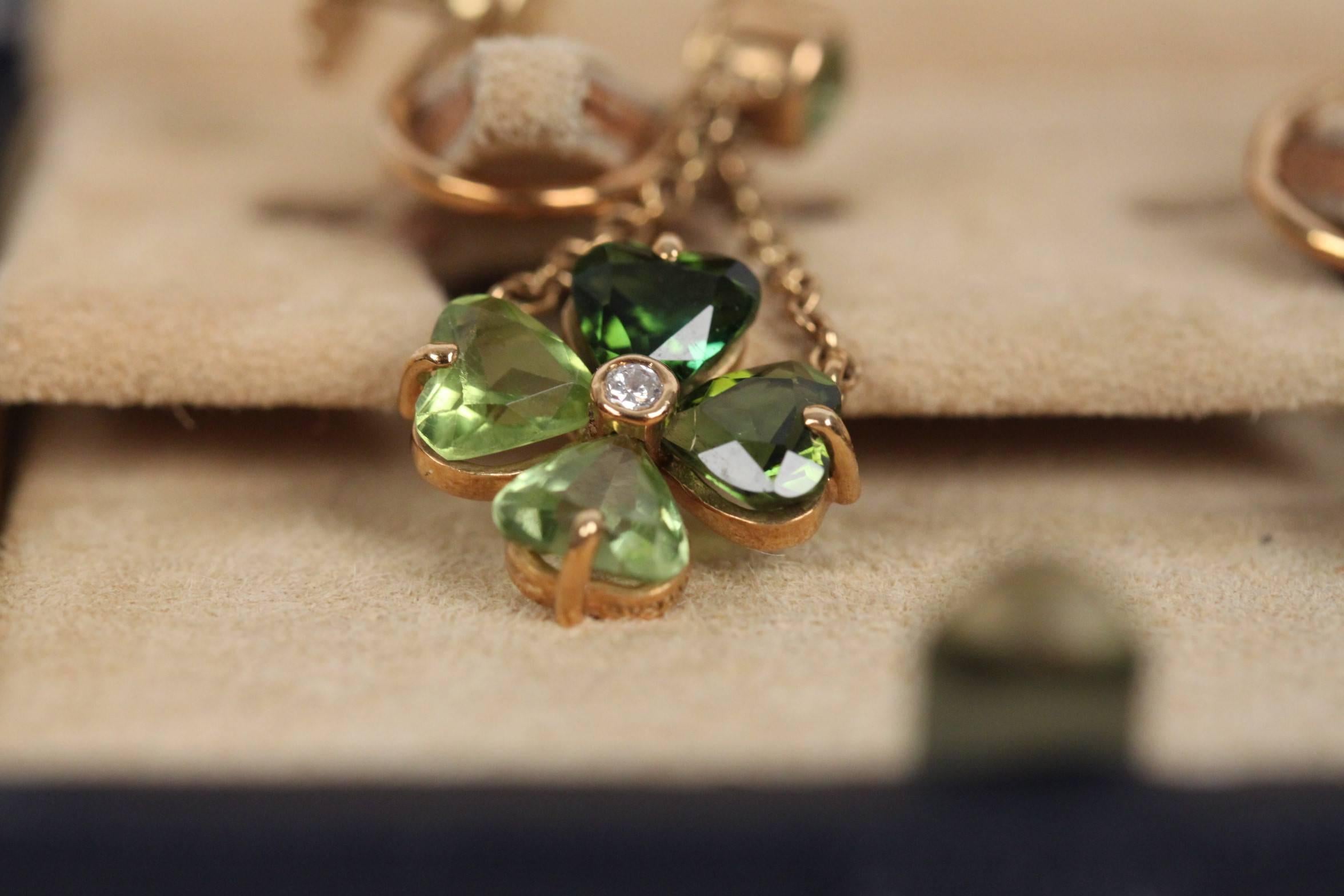 - 18k yellow gold clover earrings
- they feature 5 tourmalines gemstones as clover's petals with 1 small diamond in the center
- American screw system, for not-pierced ears
- Weight: 6.9 gr (both)
- Total lenght: 1  inches - 2,5 cm

Logos &