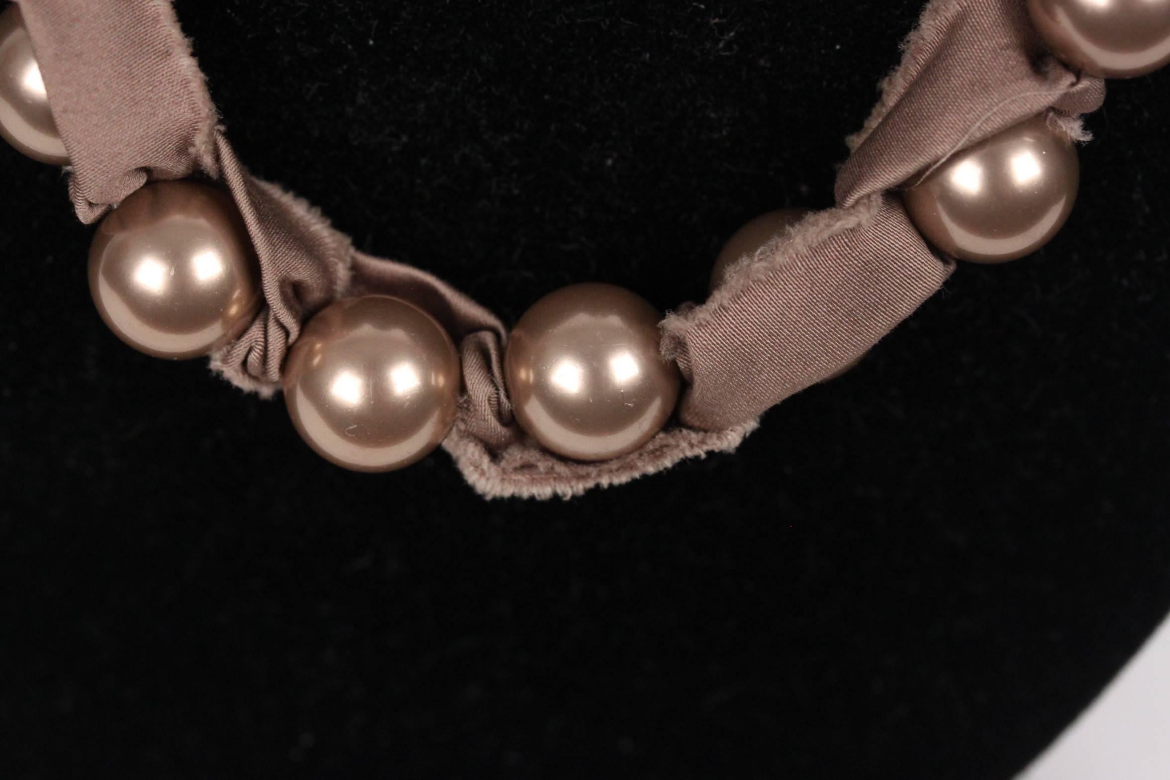- LANVIN ribbon necklace in taupe color
- Taupe grosgrain ribbon with faux pearls
- Tie closure
- Silver metal 'LANVIN Paris - Made in France' oval tag near a knot
- Total lenght: 53 inches - 134,7 cm

Condition: B :GOOD CONDITION - Some light wear