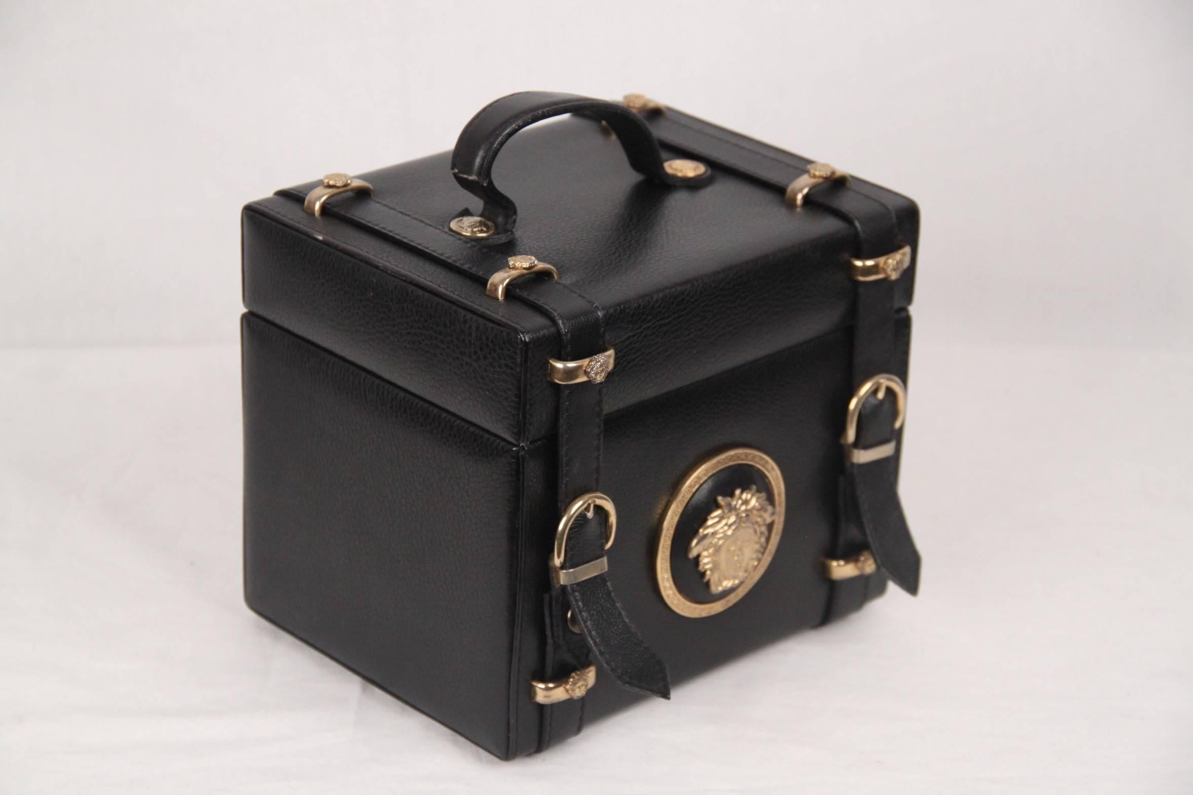Rare & vintage 'Gianni Versace Couture' Vanity bag from the late 80s - early 90s, with Medusa hardware. Top carry handle, big iconic MEDUSA head on the front and protective bottom feet.

Brand:GIANNI VERSACE Couture- made in Italy

Logos / Tags: