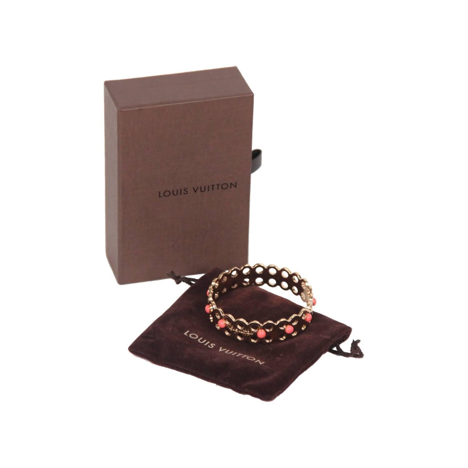 - Louis Vuitton bangle bracelet in gold-tone polihed metal
- Scalloped edges & perforated design
- Louis Vuitton signature engraved on the front
- 11 salmon color cabochon around the bracelet
- Come with original LOUIS VUITTON box &
