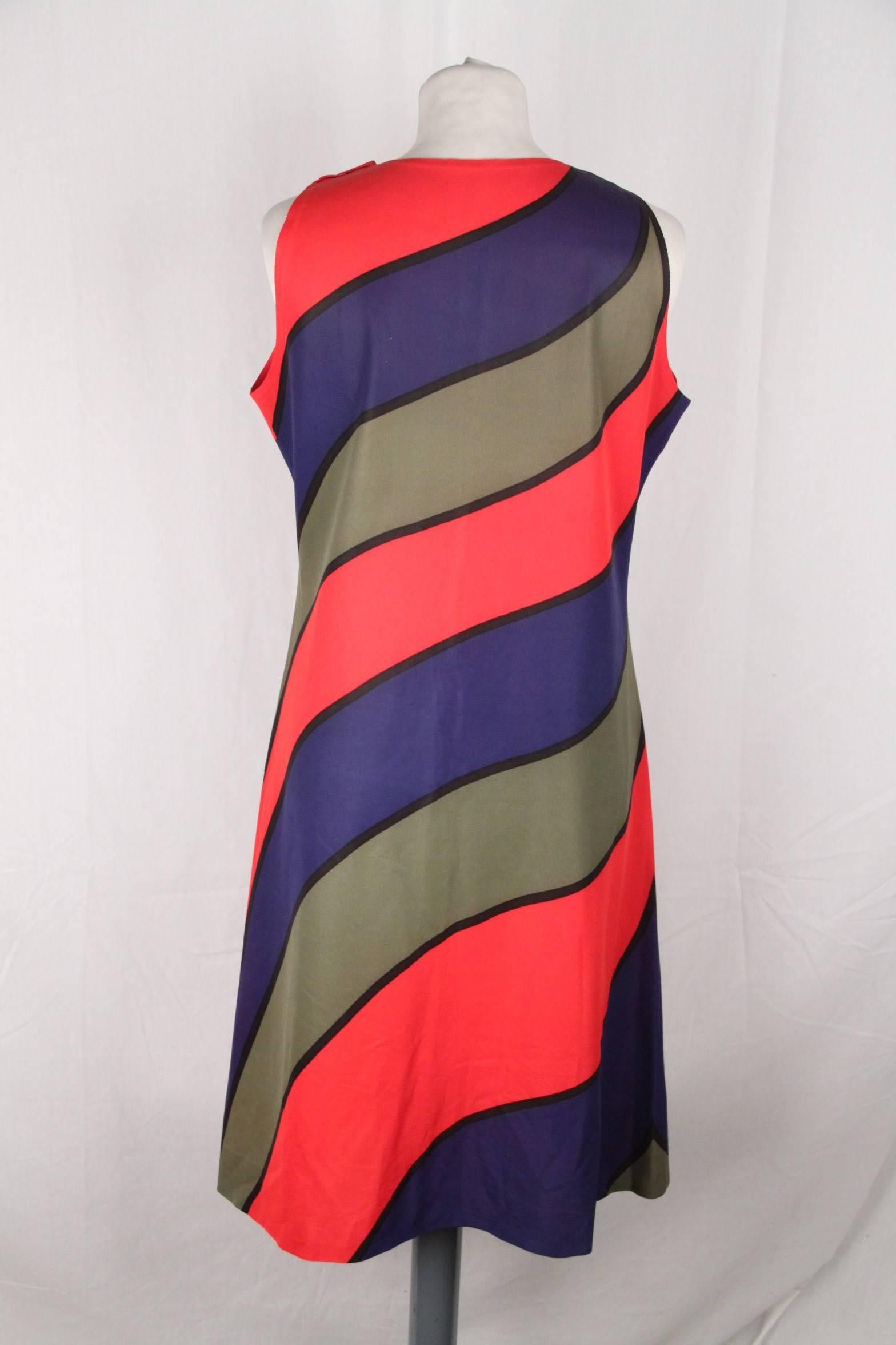 ROBERTA DI CAMERINO Vintage Red Blue Green SLEEVELESS Shift DRESS Size 44 In Good Condition In Rome, Rome
