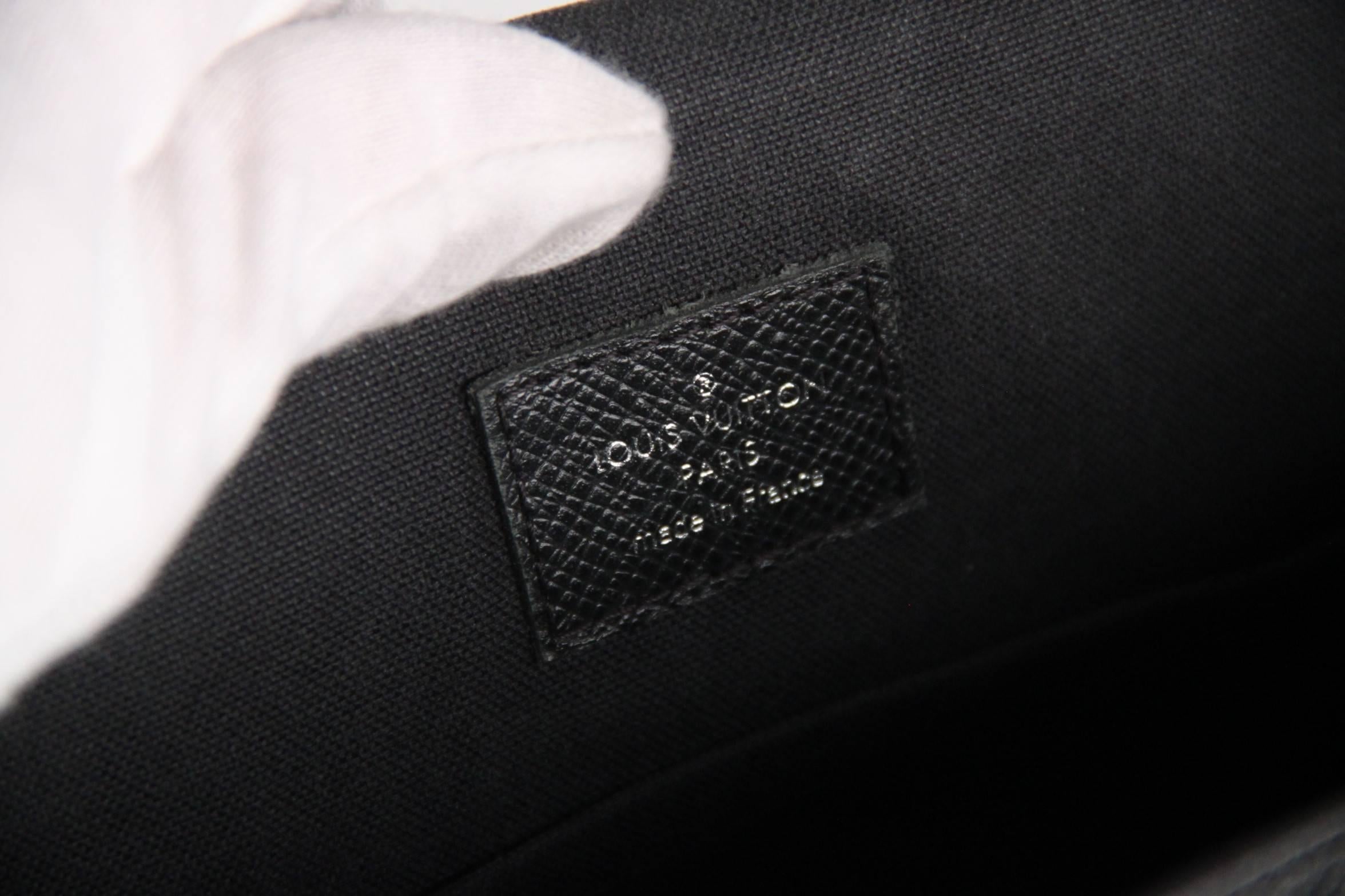 LOUIS VUITTON Black TAIGA Leather ANDREI Messenger Bag 5