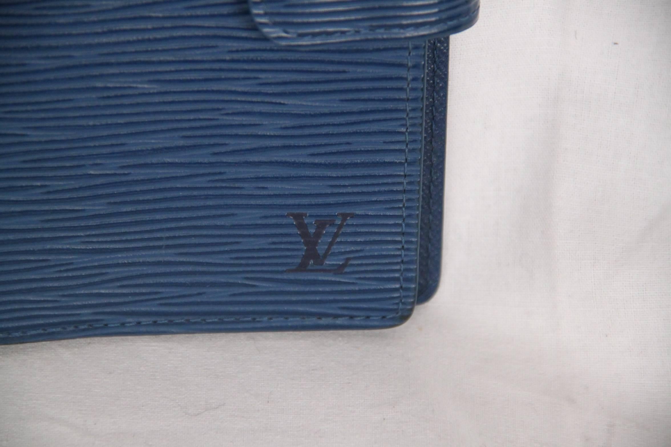 Brand: LOUIS VUITTON Paris - Made in Spain

Logos / Tags: LOUIS VUITTON Monogram Canvas, 'LOUIS VUITTON Paris - Made in Spain' embossed inside, signed hardware. Authenticity serial number # CA0919 (embossed inside the interior pocket)

Condition: B