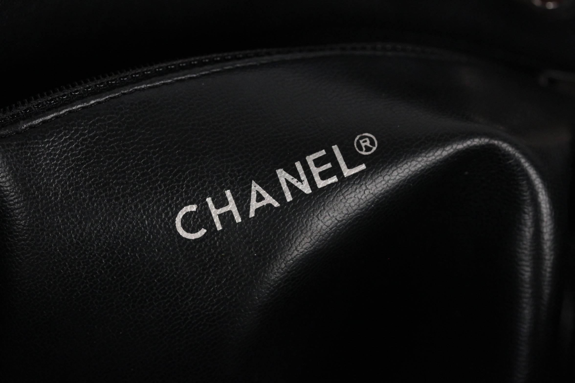 CHANEL Vintage Black Leather SHOULDER BAG Tote w/ Bottom Quilting In Good Condition In Rome, Rome