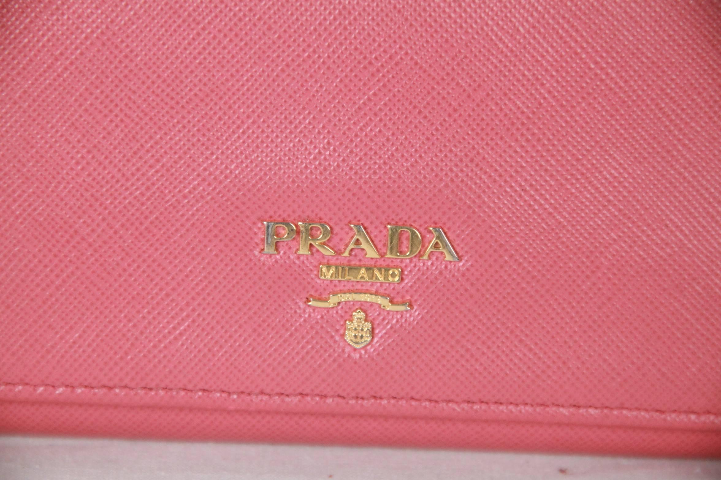 - Leather flap wallet in pink color by PRADA
- Saffiano Leather
- Mod. 1M1132
- Gold-plated hardware
- Metal lettering logo
- Snap closure
- 10 credit card slots
- One coin compartment with zipper closure
- 2 bill compartments and 4 open pockets
-