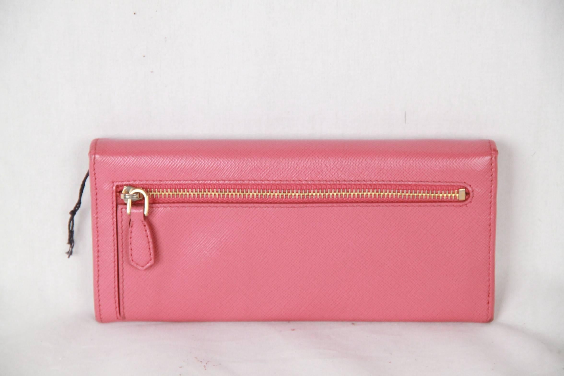 PRADA Pink SAFFIANO Leather FLAP CONTINENTAL WALLET 1M1132 In Good Condition In Rome, Rome