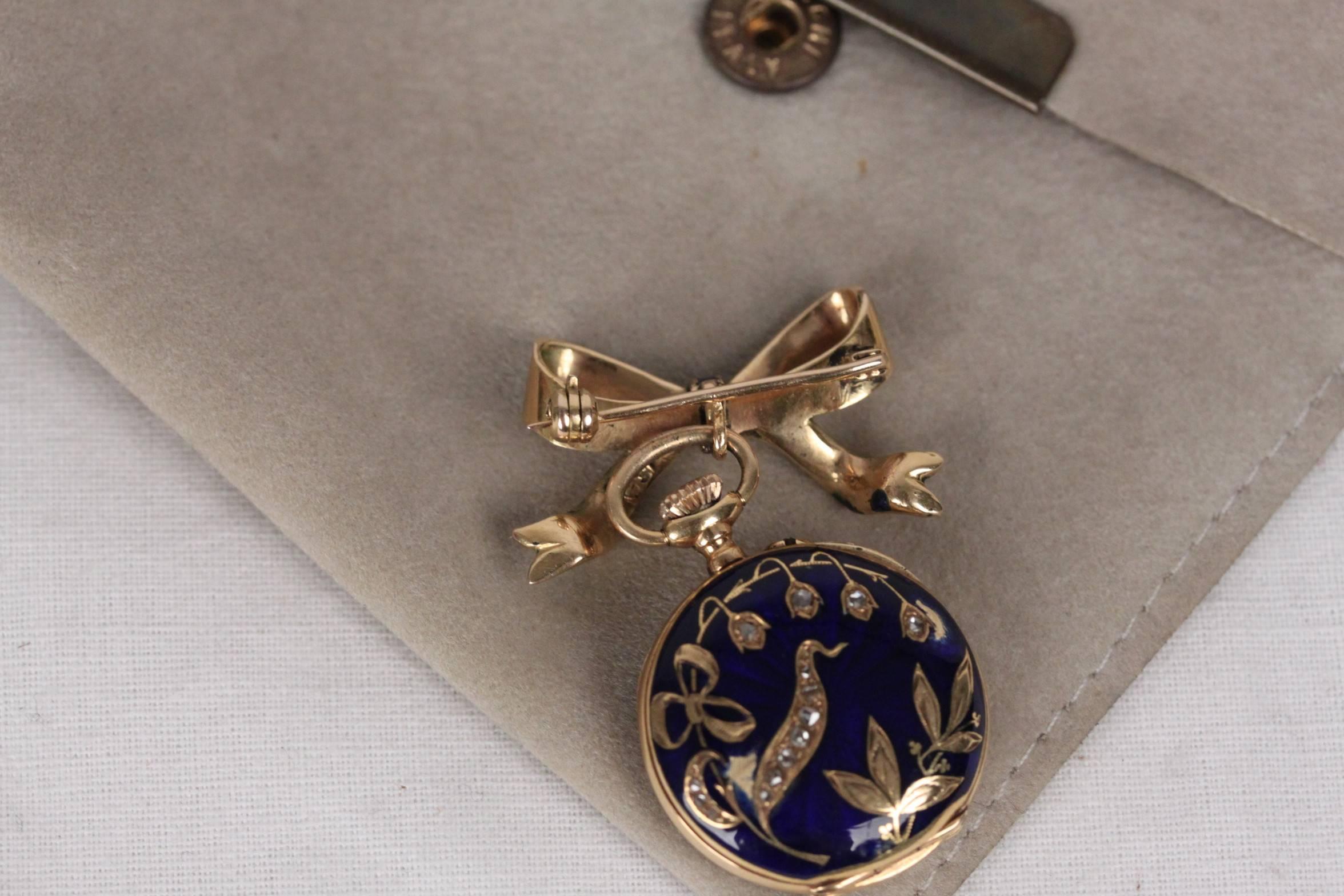 Yellow Gold Blue Enamel Vintage Brooch With Watch Clock Pendant In Fair Condition In Rome, Rome