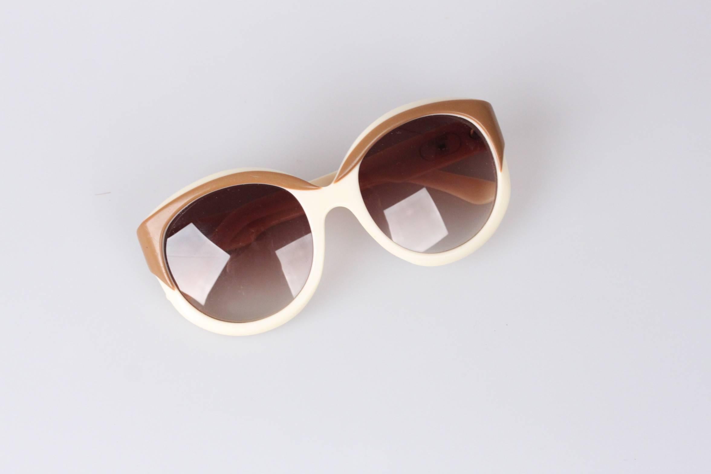 Beautiful pair of vintage Céline Paris sunglasses dating to the mid to late 1970s. Oversized Round shaped frame with replaced gradient brown lenses, complimenting the two tone coloured frame. Distinctive gold engraved logo Céline horse carriage on