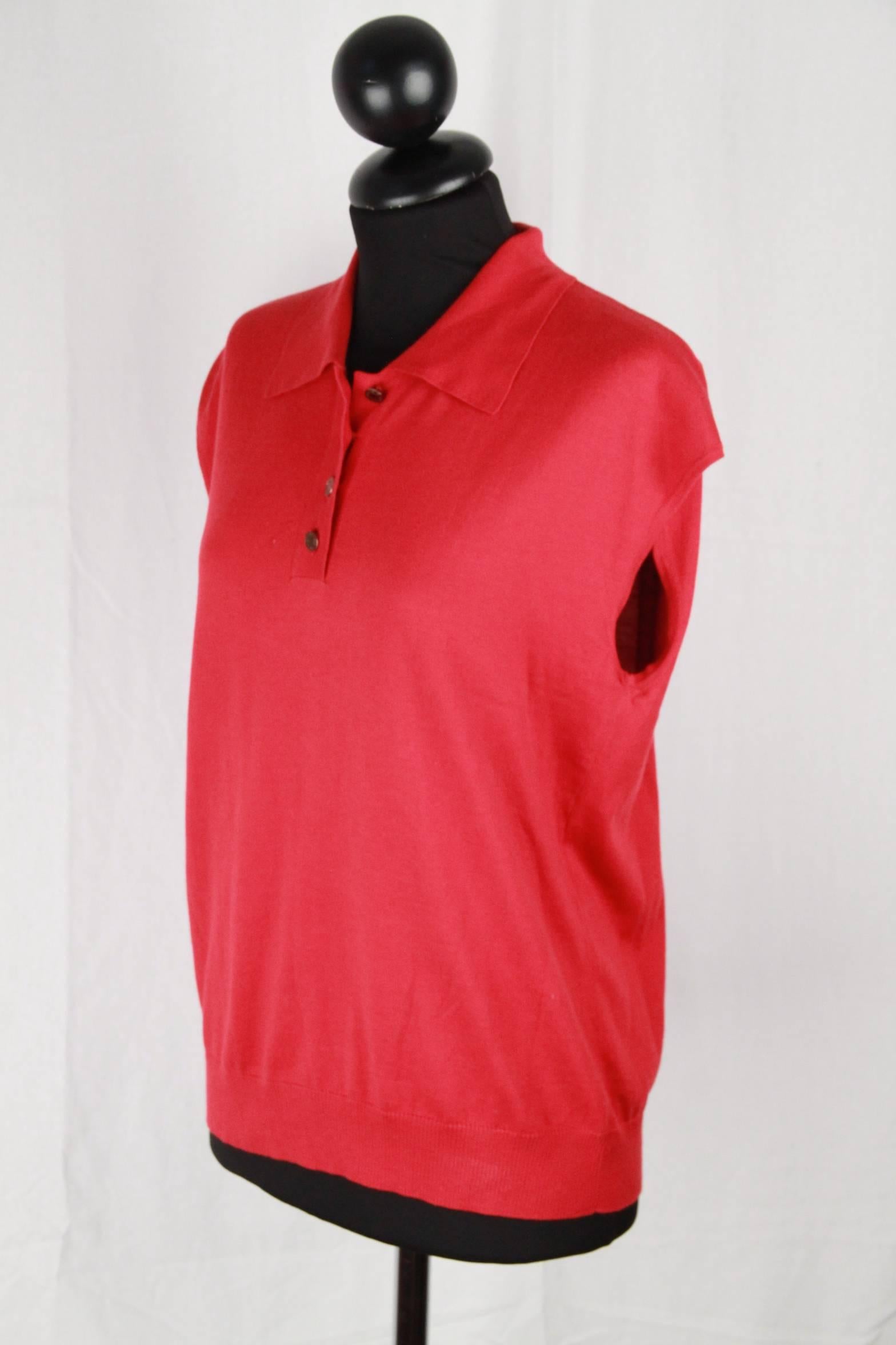 - Cotton polo shirt by HERMES
- Red color
- Cap sleeves

Logos / Tags: 'HERMES Paris - Made in Italy' tag, size tag (38 FR), composition tag, designer's buttons