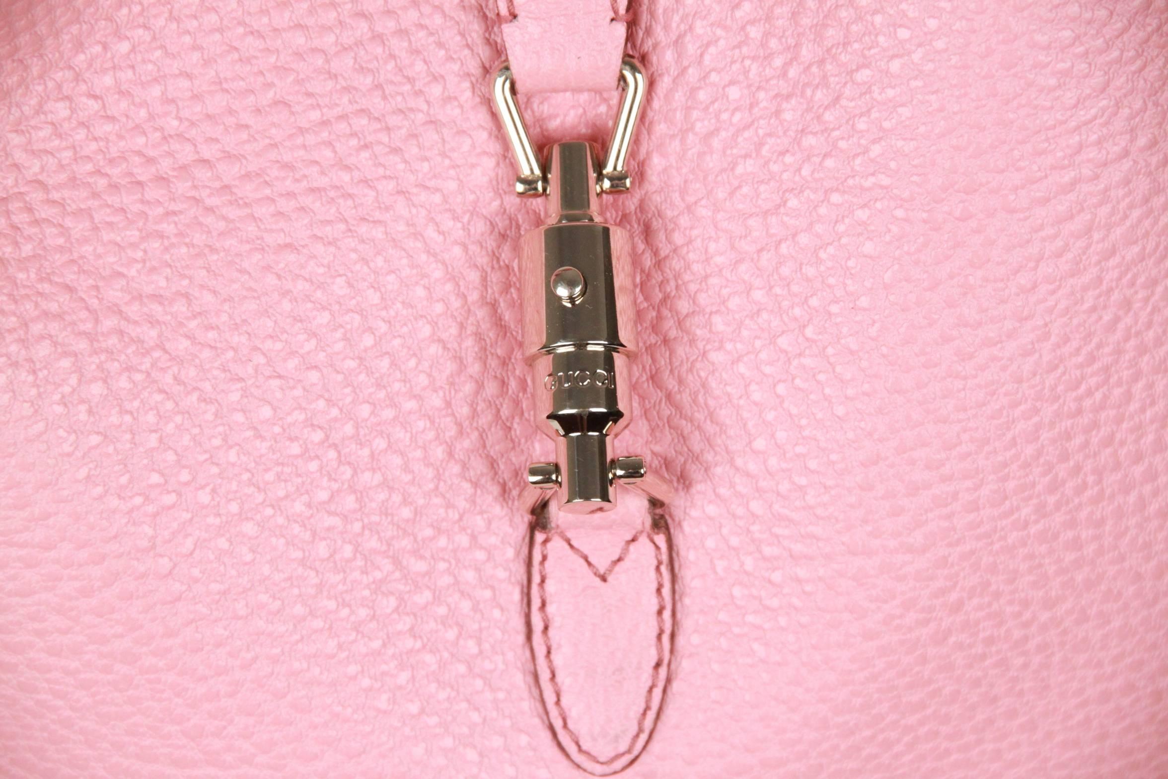 
Classic and stylish is this Gucci Jackie O Hobo pefect for any occasion. Crafted in pebbled pink leather.  The strap it is also embellished with silver toned metal hardware. The single strap is adorned with a silver buckle on the side. A signature