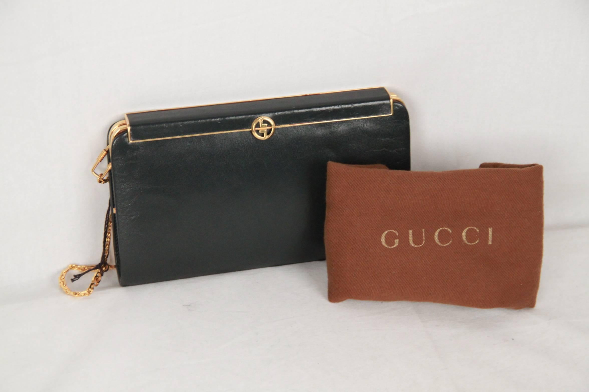 Vintage GUCCI clutch crafted in green genuine leather. Upper clasp closure with GG - GUCCI logo closure. Removable,stunning, gold metal chain shoulder strap with GG detailing. Black fabric lining with 2 side open pockets inside 

Logos / Tags: