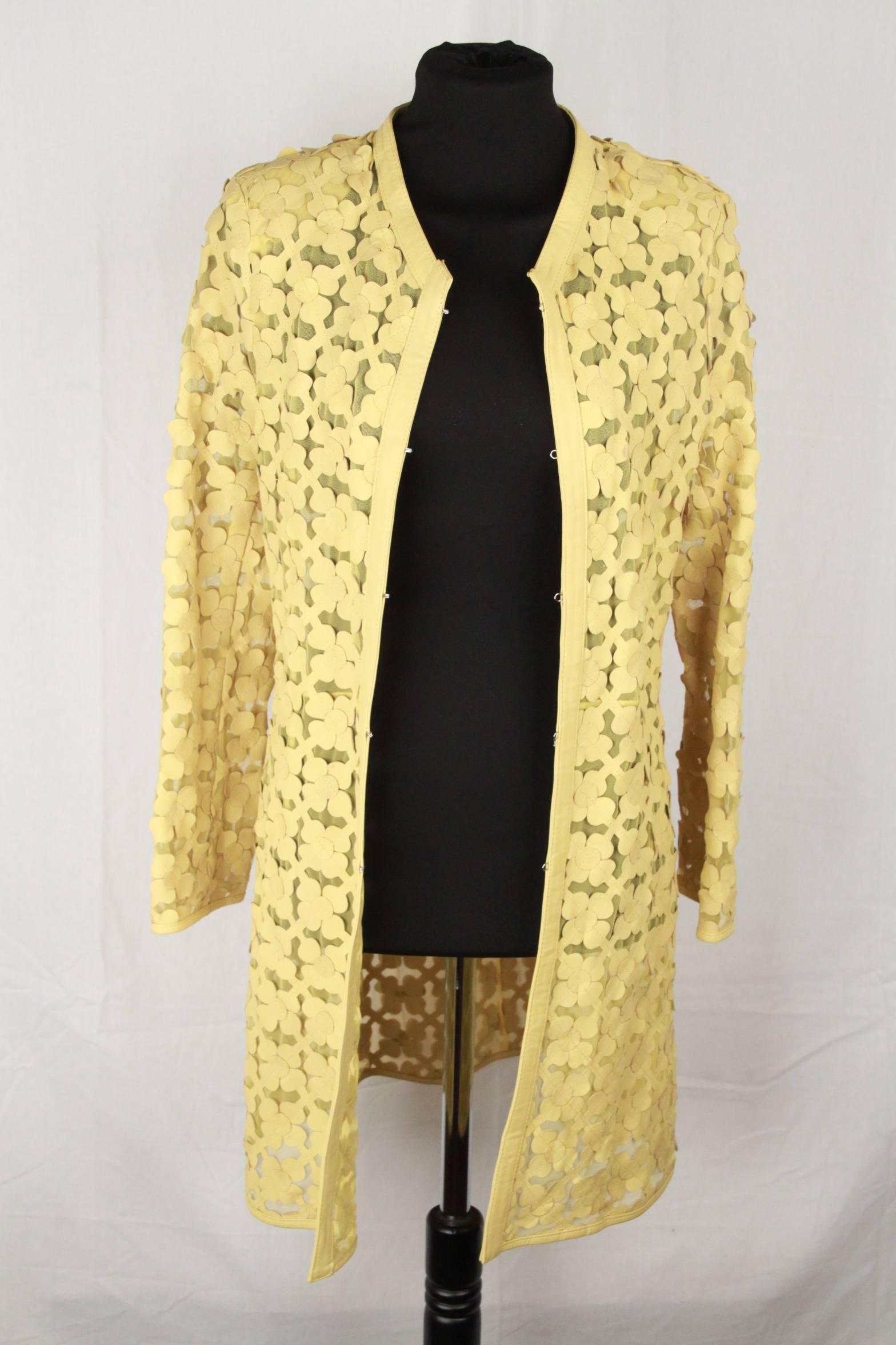 ITALIAN Yellow Leather FLOWER CARDI COAT Overcoat SIZE 44 In Excellent Condition In Rome, Rome