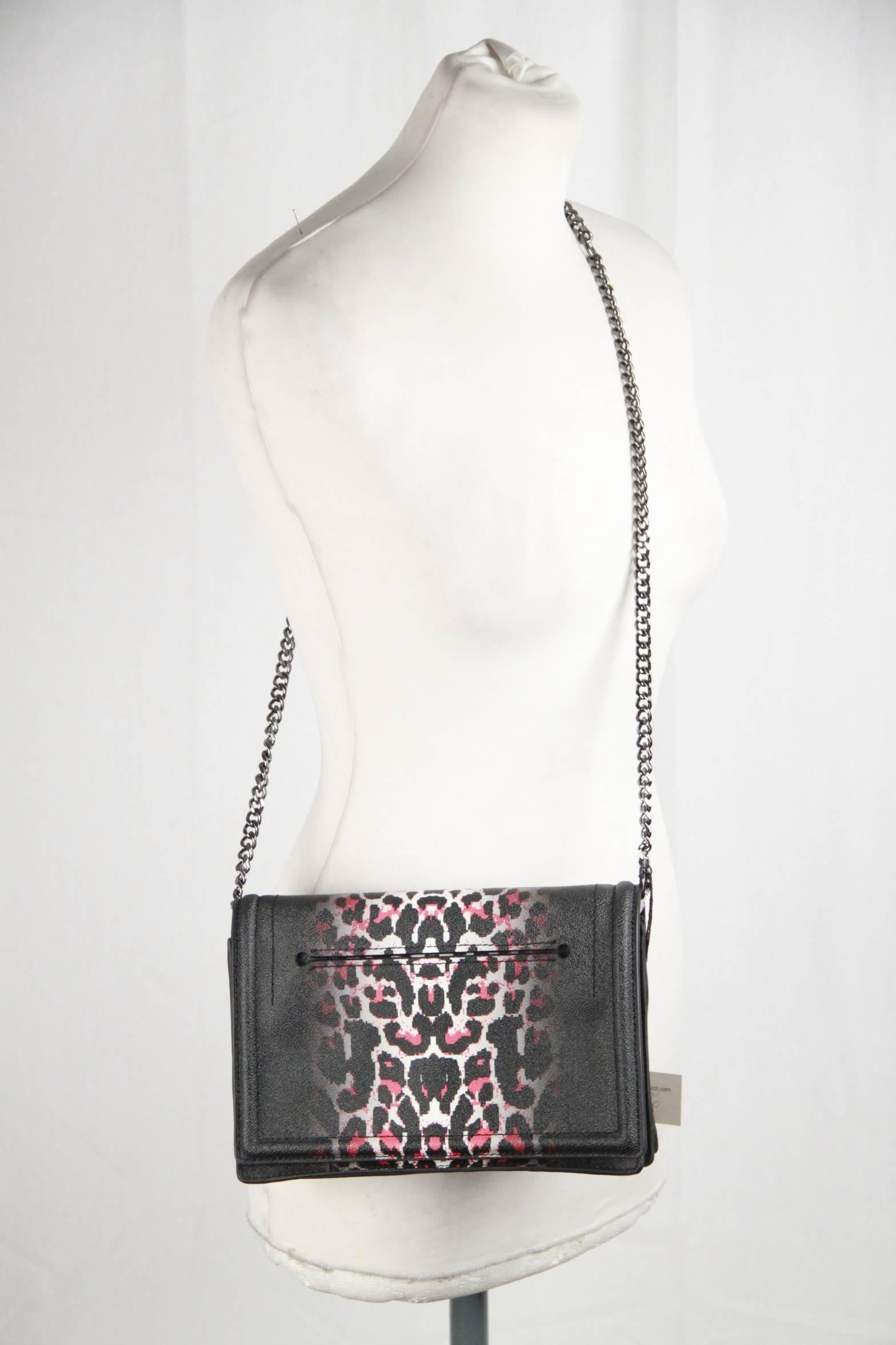 - McQ Alexander McQueen's 'Simple Fold' shoulder bag
- From the Pre-Fall '14 collection
- Red, black and white textured canvas
- Patterned with a cool digitized leopard print
- Flap with magnetic button closure
- 1 side zip pocket inside
- Gunmetal