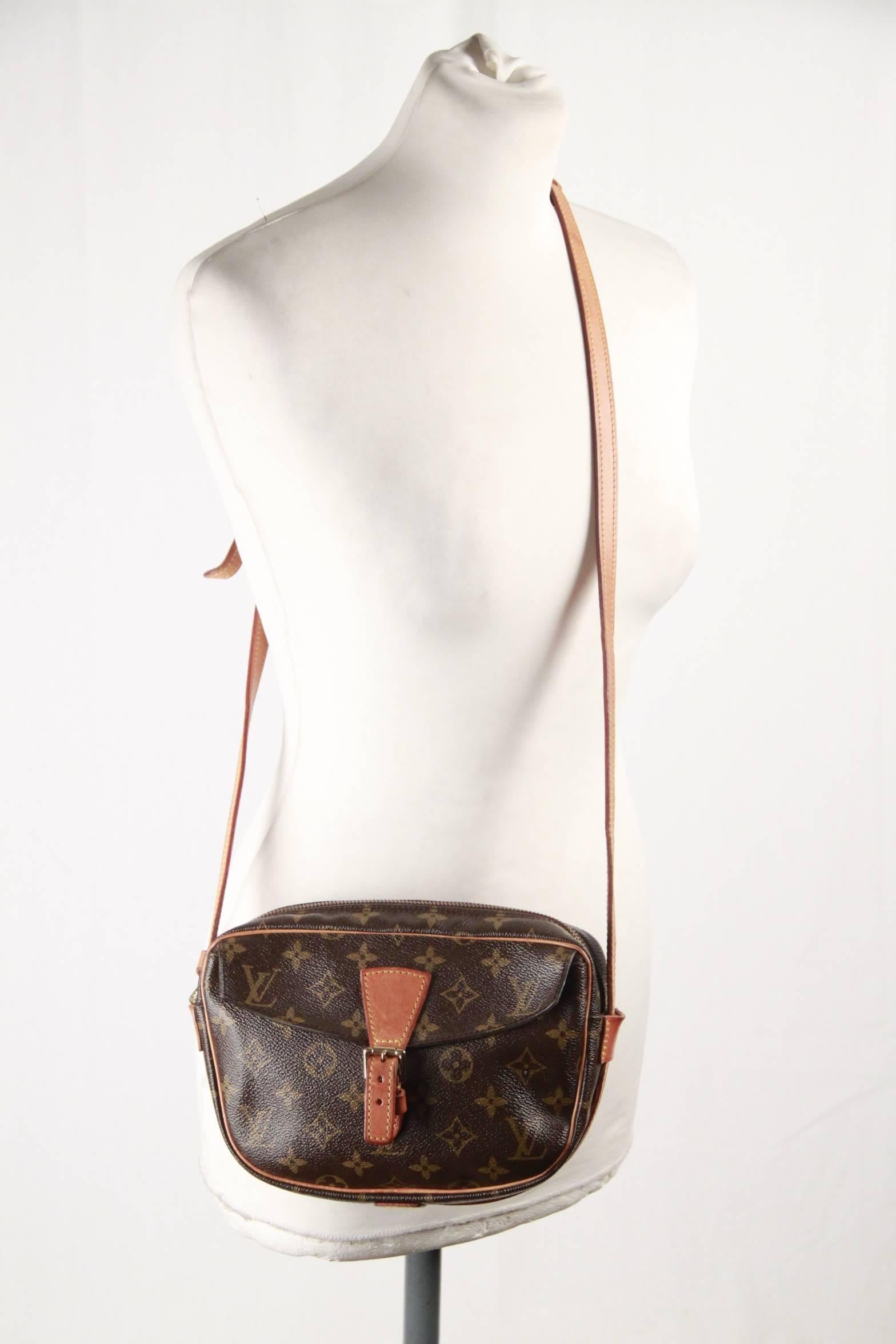 - Louis Vuitton Monogram Canvas Jeune Fille Messenger bag 
- Sleek shape and an adjustable long shoulder strap 
- Top is secured with a zipper 
- 1 flap pocket with buckle detailing on the front
- 1 open pocket on the back
- 1 brown cross-grain