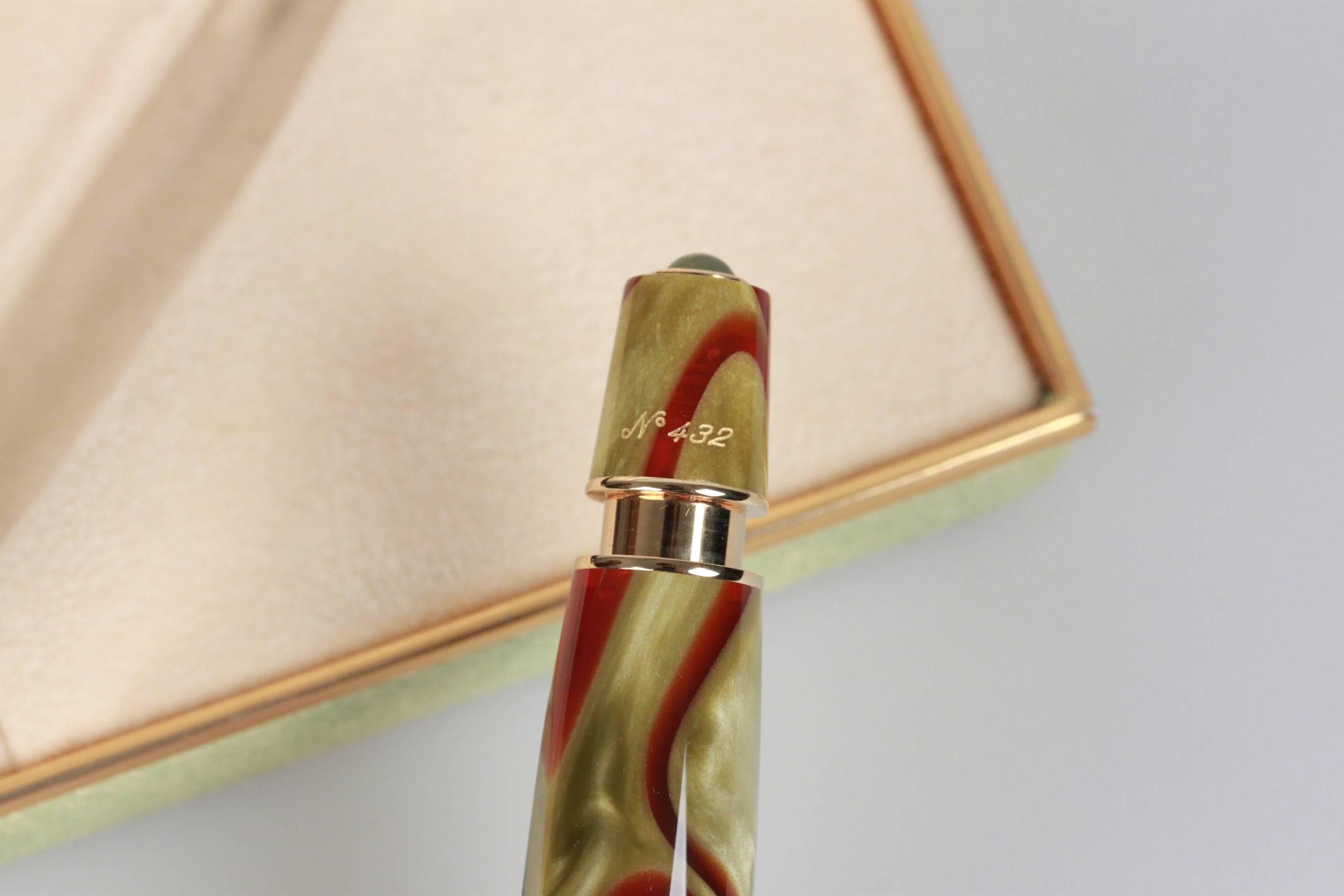 - Limited edition 'ASIA' Sketch Pen inspired by the Asian continent by AURORA
- Reference: 537
- Material: Marbled Resin
- Color: Green
- Gold metal trim
- Lead: 5,5 mm
- Twist closing system
- Made in Italy
- Leather AURORA holder inluded
- Comes