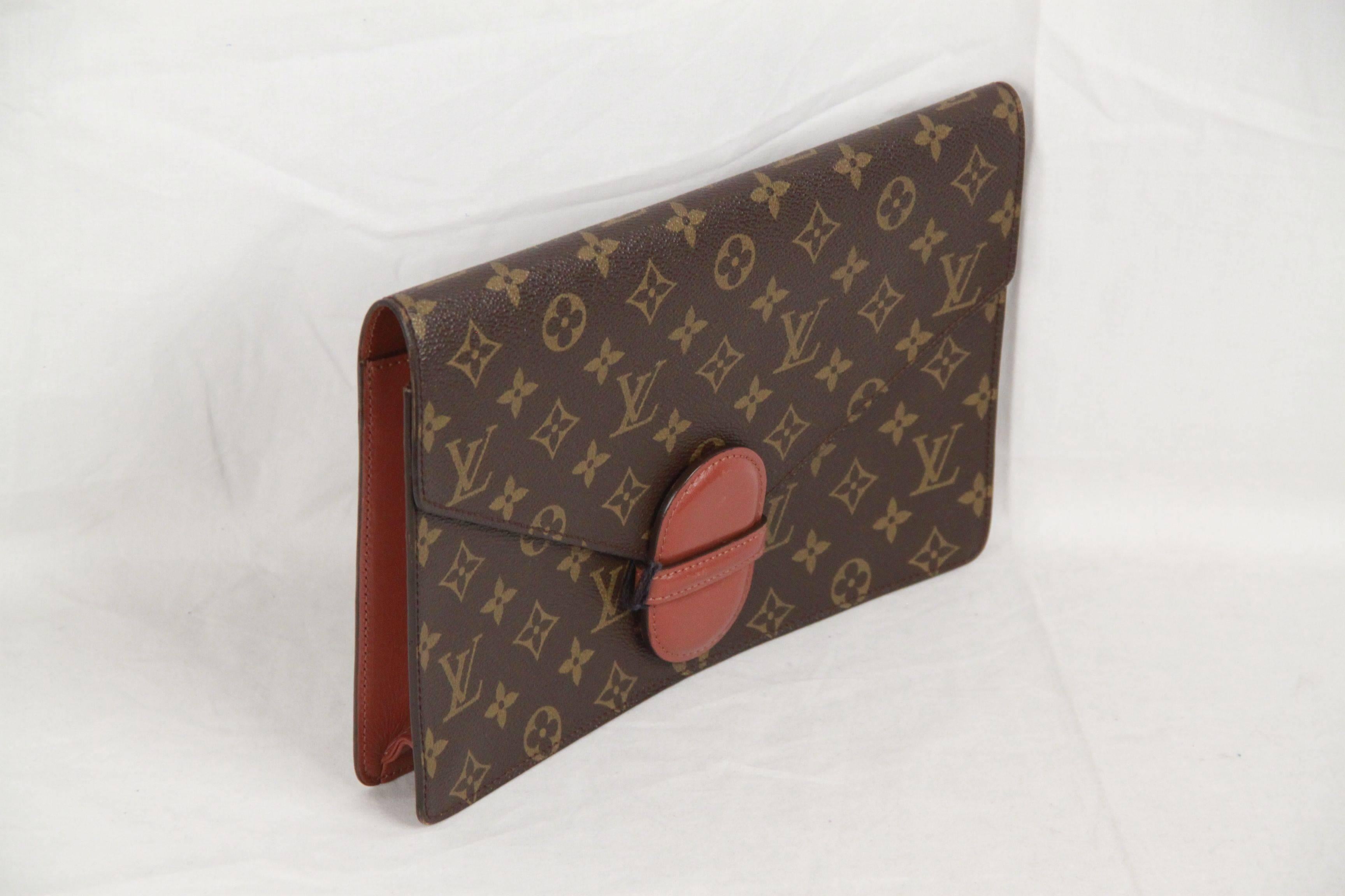 - Louis Vuitton vintage clutch in Monogram canvas
- Flap and thick leather closure
- crossgrain brown leather lining
- Inside has 1 zipper pocket
- Measurements (HxLxD): 7.5 x 11 x 1.5 inches - 19 x 28 x 3,8 cm

Logos & Tags:
'LOUIS VUITTON