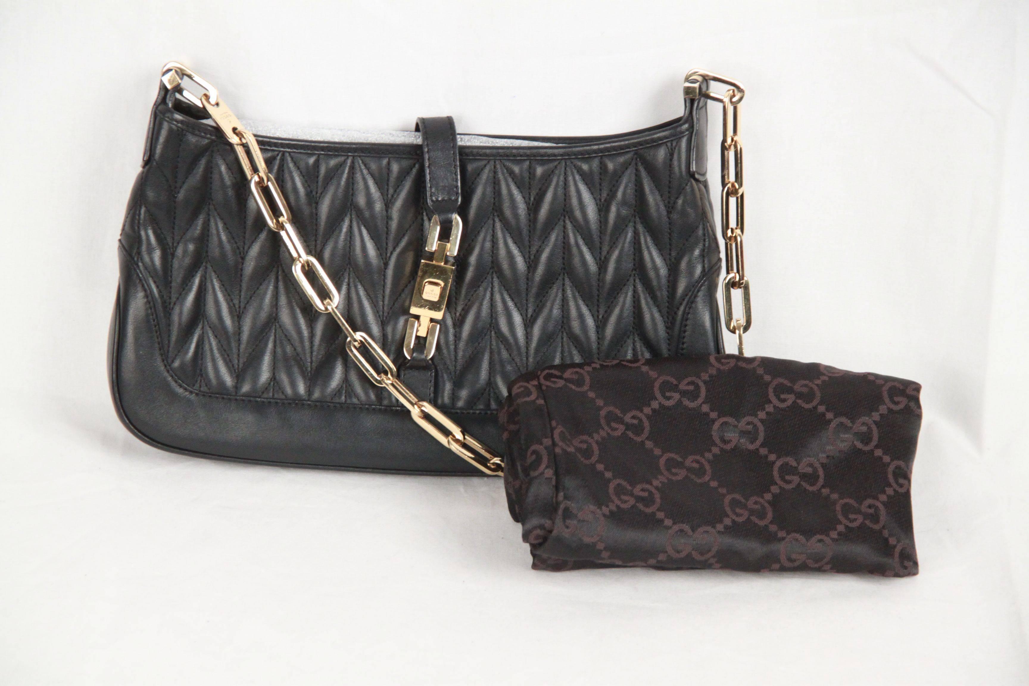 - Black quilted leather 
- Gold metal hardware and chain strap
- Fold-over strap with push closure on the front
- Black fabric lining
- 1 side zip pocket inside
- Measurements (height x length x depth): 6 x 10 1/2 x 1 1/2 inches - 15,2 x 26,7x 3,8