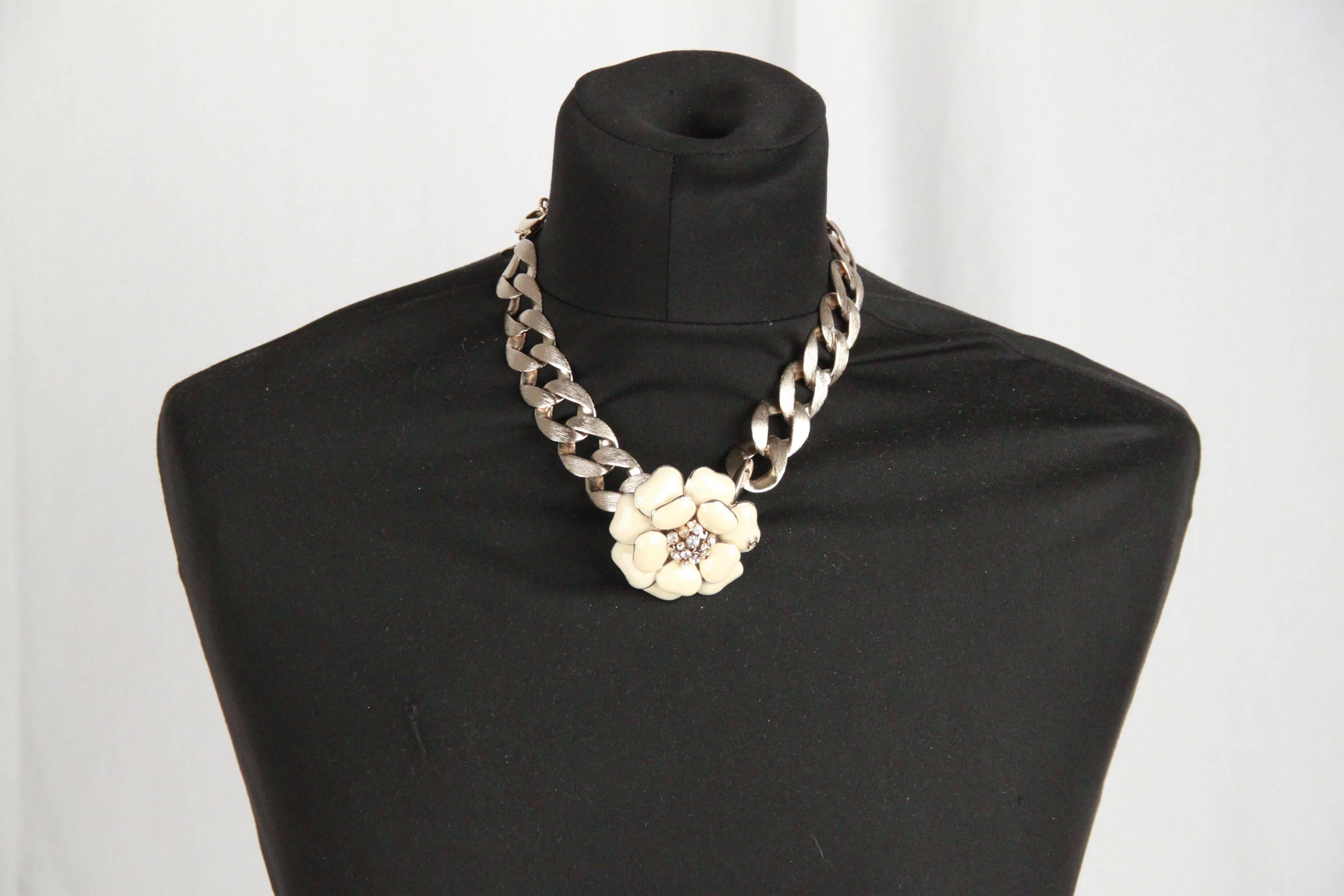 - Chanel Gold metal chunky chain necklace 
- Brushed light gold metal
- Enameled ivory camellia flower embellished with rhinestones and small CC logos in the center
- Lobster closure
- Total lenght: 17 inches - 43,2 cm

Logos & tag: gold metal