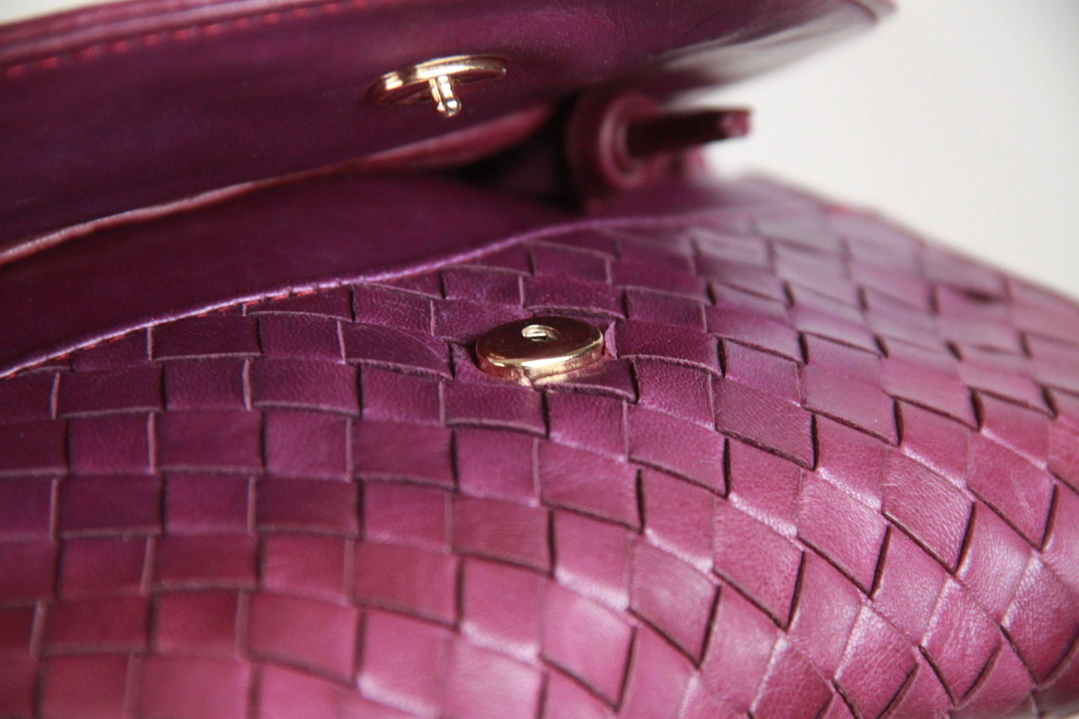 BOTTEGA VENETA Vintage Purple INTRECCIATO Leather SMALL MESSENGER BAG In Good Condition In Rome, Rome