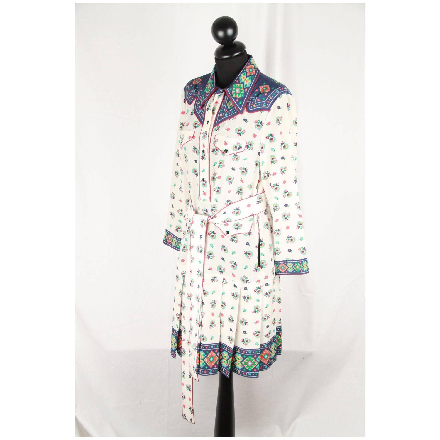 
- Silk twill chemisier with floral print by GUCCI
- Colorful print on ivory background with burgundy contrast profile
- Button placket on the front
- Shirt collar
- 4 front flap pockets
- Long sleeve styling with buttoned cuffs
- Green jewel